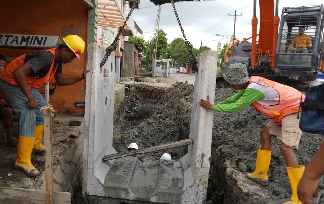 Pemko Medan Melalui Dinas SDABMBK Melakukan Peningkatan Saluran Drainase, Kamis (31/8/2023)