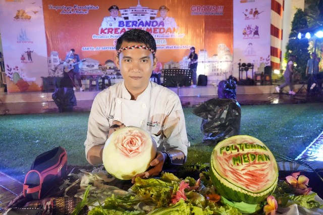 Aksi Seni Mengukir Buah (Fruit Carving) Memberikan Nuansa Berbeda Pada Panggung Beranda Kreatif (Bekraf) Medan, Sabtu (2/9/2023) Malam