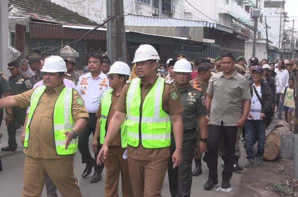 Wali Kota Medan, Bobby Nasution Meninjau Pemancangan Tiang Pelebaran Drainase, Selasa (5/9/2023)