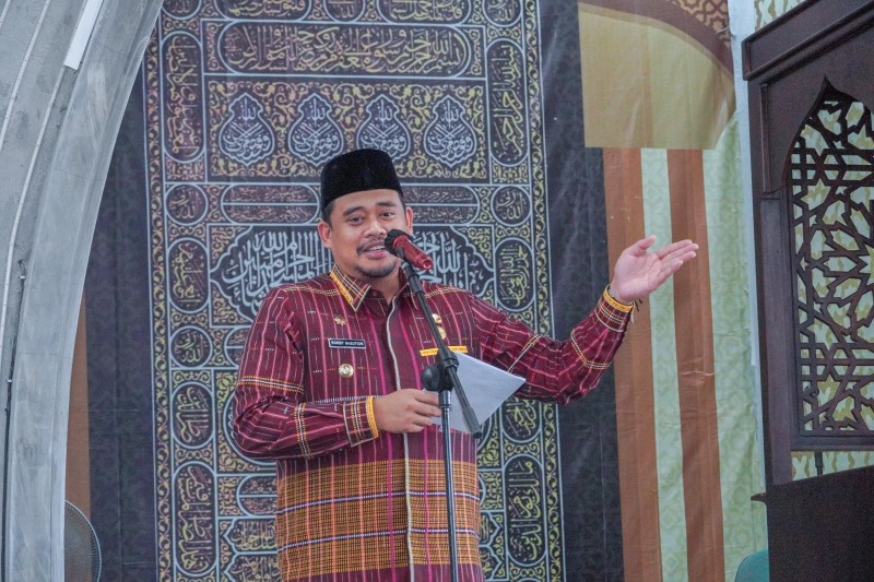 Wali Kota Medan, Bobby Nasution Melaksanakan Safari Jumat di Masjid Al Buchari Jalan Eka Rasmi Medan, Jumat (8/9/2023)