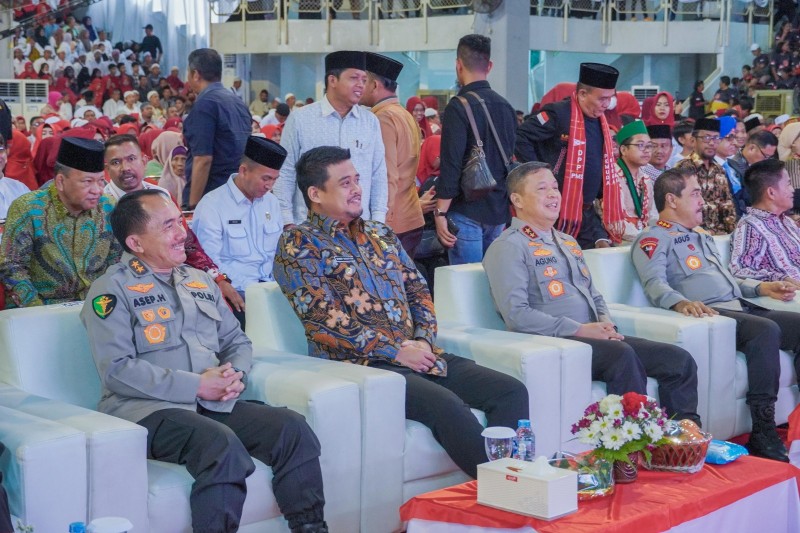 Wali Kota Medan, Bobby Nasution Beserta Unsur Forkopimda Sumut dan Kota Medan, Wakapolri Komjen Pol, Agus Andrianto Menyerahkan 5.000 Paket Sembako Kepada Masyarakat Yang Berasal Dari Berbagai Komunitas di Sumut, Termasuk Kota Medan di Gedung Serbaguna Universitas Negeri Medan (Unimed) Jalan William Iskandar, Kamis (21/9/2023)