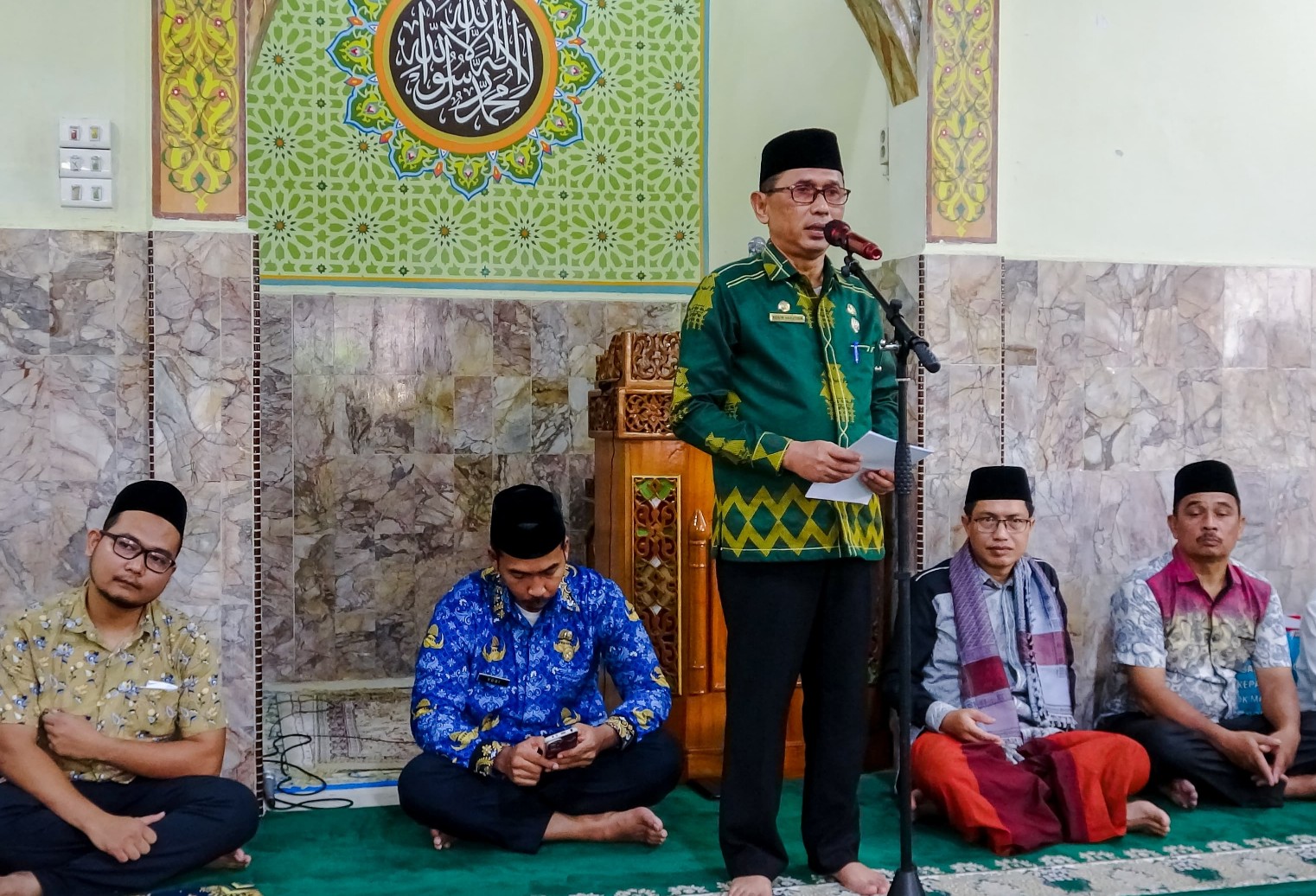 Kabag Kesra, Abu Kosim Nasution Memimpin Safari Jumat di Mesjid BKM Mesjid Al Ikhwanul Wathan Jalan Langgar Nomor 53, Kelurahan Tegal Sari, Kecamatan Medan Area, Jumat (10/11/2023)