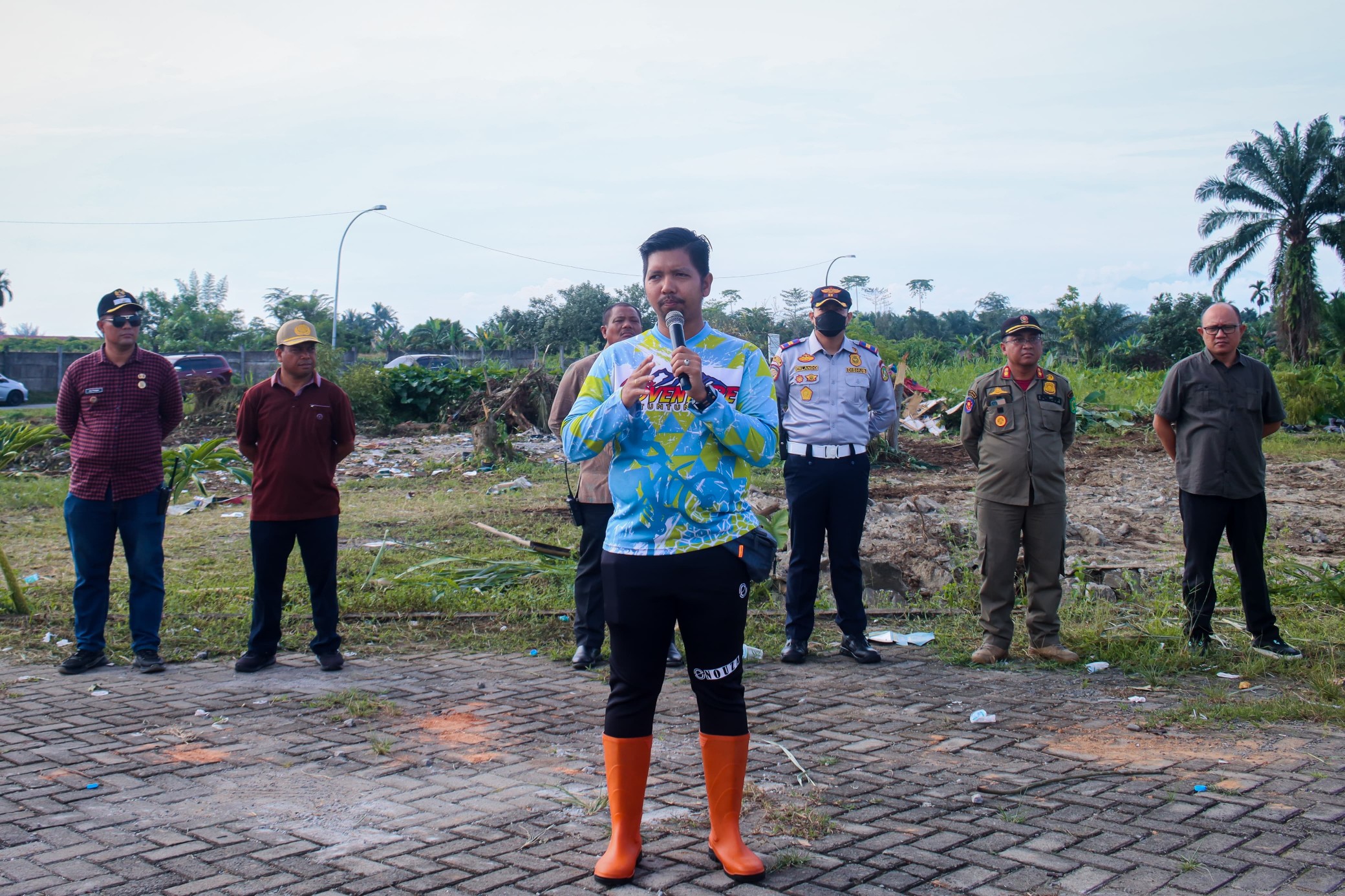 Tim Gabungan Melakukan Penjagaan dan pembersihan di Areal Tanah Milik Pemko Medan, di Jalan Flamboyan II, Kelurahan Tanjung Selamat, Kecamatan Medan Tuntungan, Hari ini, Jumat(10/11/2023)