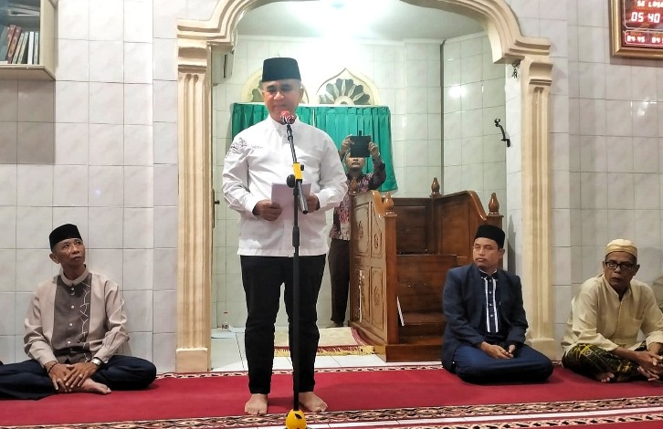 Asisten Pemerintahan dan Kesejahteraan Rakyat Setda Kota Medan, M. Sofyan Dalam Acara Safari Subuh Pemko Medan yang diadakan di Masjid Al-Mukhlisin jalan Lukah, Kec. Medan Amplas, Selasa (28/11/2023)