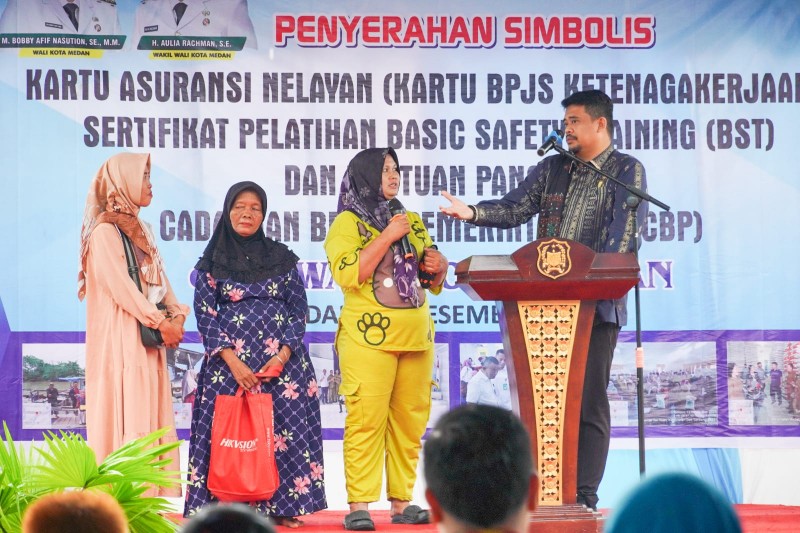 Wali Kota Medan, Bobby Nasution Saat Berdialog Dengan Warga Usai Penyerahan Simbolis Kartu Asuransi Nelayan (Kartu BPJS Ketenagakerjaan), Sertipikat Pelatihan Basic Safety Training (BST) dan Bantuan Pangan Cadangan Beras Pemerintah (BP-CBP) di Kampung Nelayan Indah, Jumat (22/12/2023)