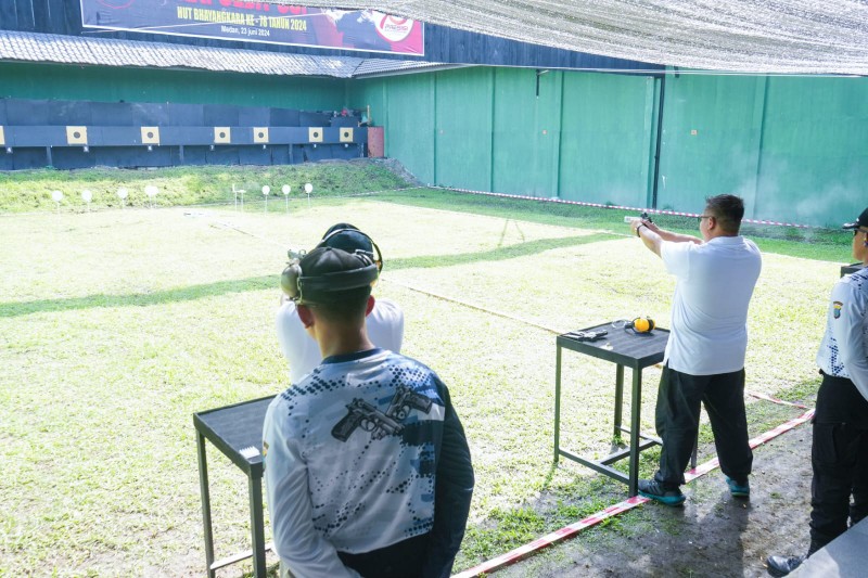 Pj Sekda Kota Medan, Topan Obaja Putra Ginting Menunjukkan Skill Dalam Menembak Diajang Lomba Menembak Kapolda Cup Yang Digelar di Lapangan Tembak Perbakin Sumut, jalan Beringin Raya, Kecamatan Medan Helvetia, Minggu (23/6/2024)