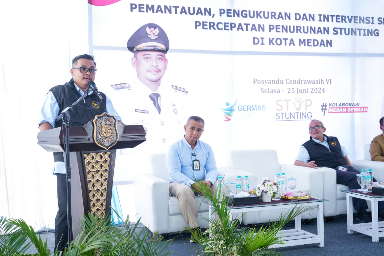Pj Sekda Kota Medan, Topan Obaja Putra Ginting  Beserta Sejumlah Pimpinan Perangkat Daerah Serta Camat Medan Timur Menyambut Deputi Bidang Dukungan Kebijakan Pembangunan Manusia dan Pemerataan Pembangunan Sekretariat Wakil Presiden, Suprayoga Hadi Saat Mengunjungi Kota Medan Dalam Rangka Pemantauan, Pengukuran dan Intervensi Serentak Percepatan Penurunan Stunting di Kota Medan di Lokasi Posyandu Cendrawasih jalan Mustofa Gg.7, Kecamatan Medan Timur, Selasa (25/6/2024)