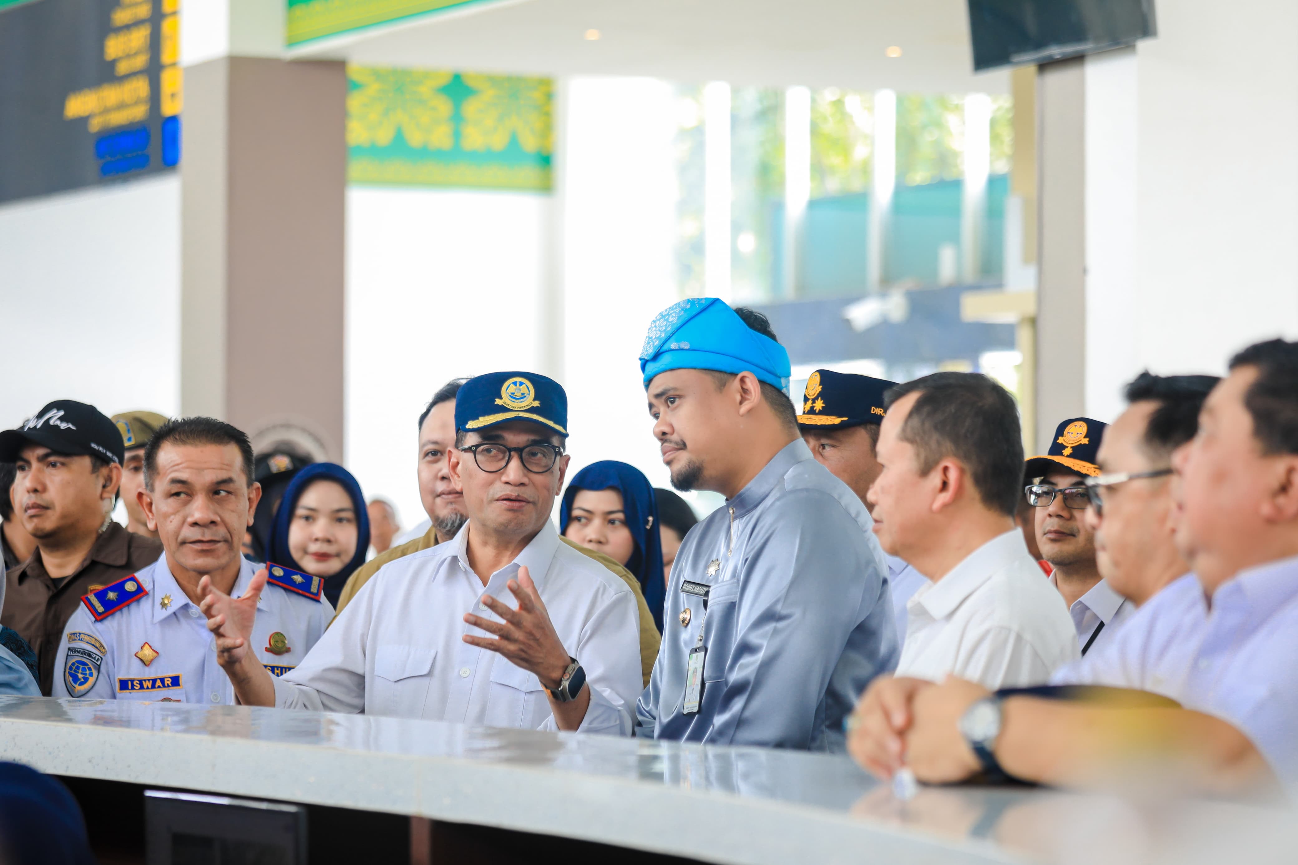 Wali Kota Medan, Bobby Nasution Mendampingi Menteri Perhubungan Budi Karya Sumadi Meninjau Terminal Tipe A Amplas di Jalan Panglima Denai, Kecamatan Medan Amplas, Kota Medan, Jumat (28/6/2024)