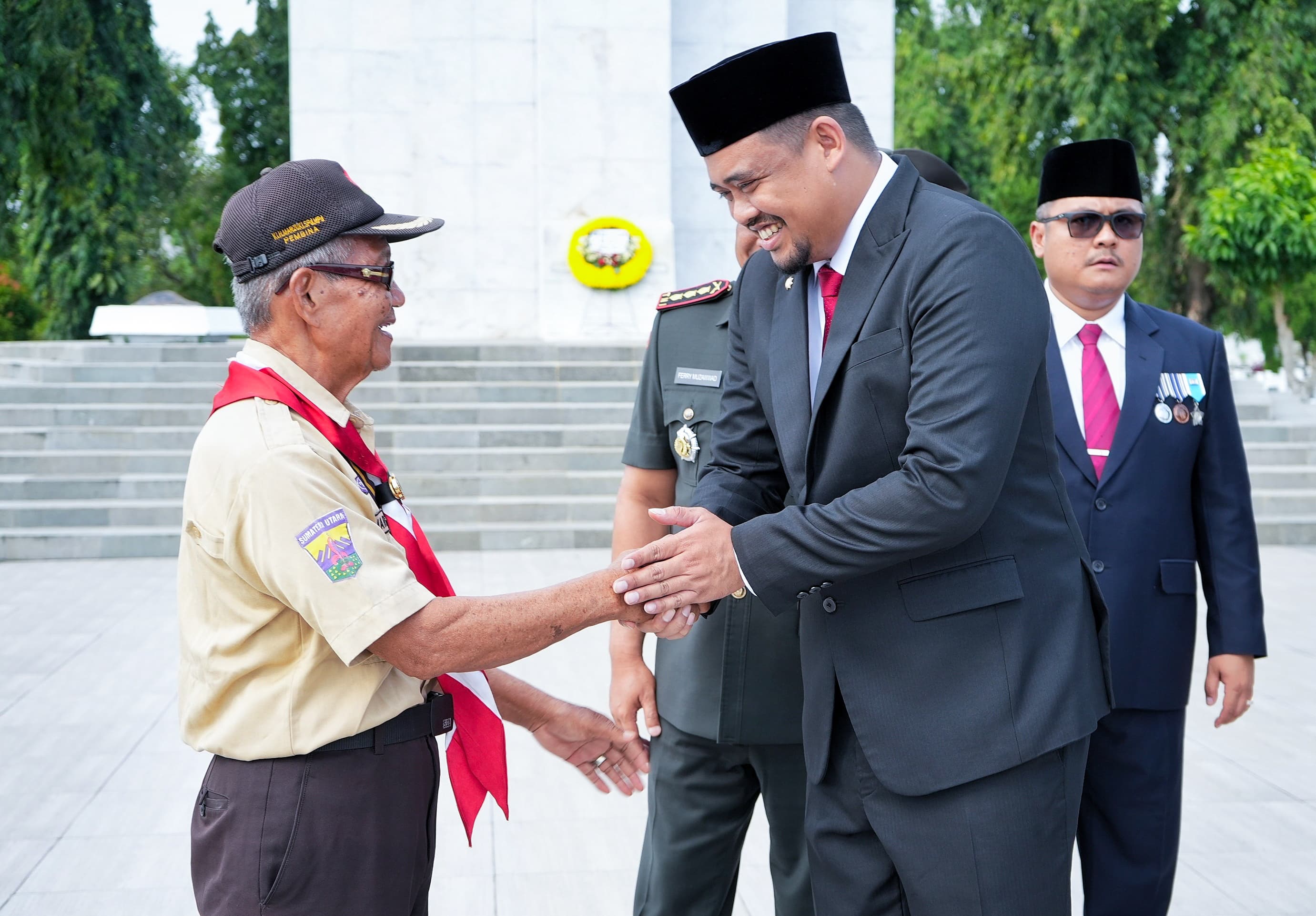 Wali Kota Medan, Bobby Nasution Berziarah Ke Makam Mantan Wali Kota Medan dan Gubernur Sumatera Utara Terdahulu Yang Dikebumikan di Taman Makan Pahlawan (TMP) Bukit Barisan, jalan SM. Raja, Jum'at (28/6/2024)