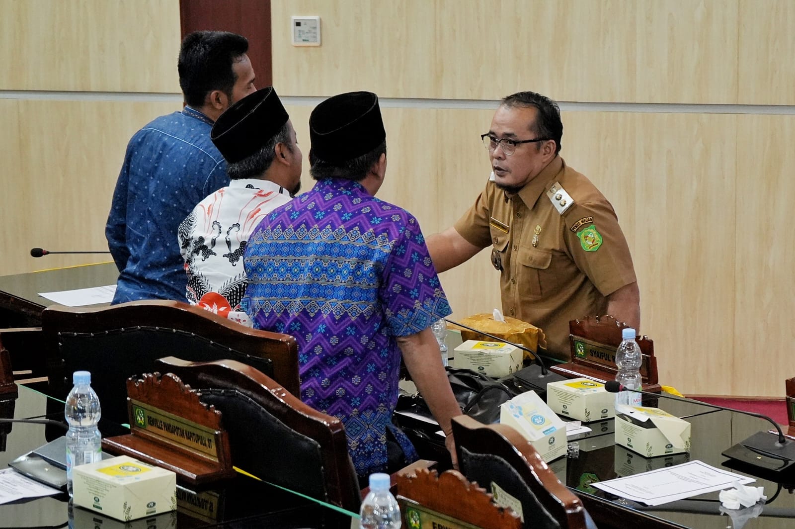 Wakil Wali Kota Medan, H. Aulia Rachman Menerima Hasil Penjelasan Ranperda Inisiatif DPRD Kota Medan Tentang Perubahan Atas Perda Kota Medan No 6 Tahun 2015 Tentang Pengelolaan Persampahan Yang Diserahkan Pimpinan DPRD Kota Medan, Rajudin Sagala Melalui Sidang Paripurna DPRD Kota Medan Yang Digelar di Gedung DPRD Kota Medan, Senin (8/7/2024)