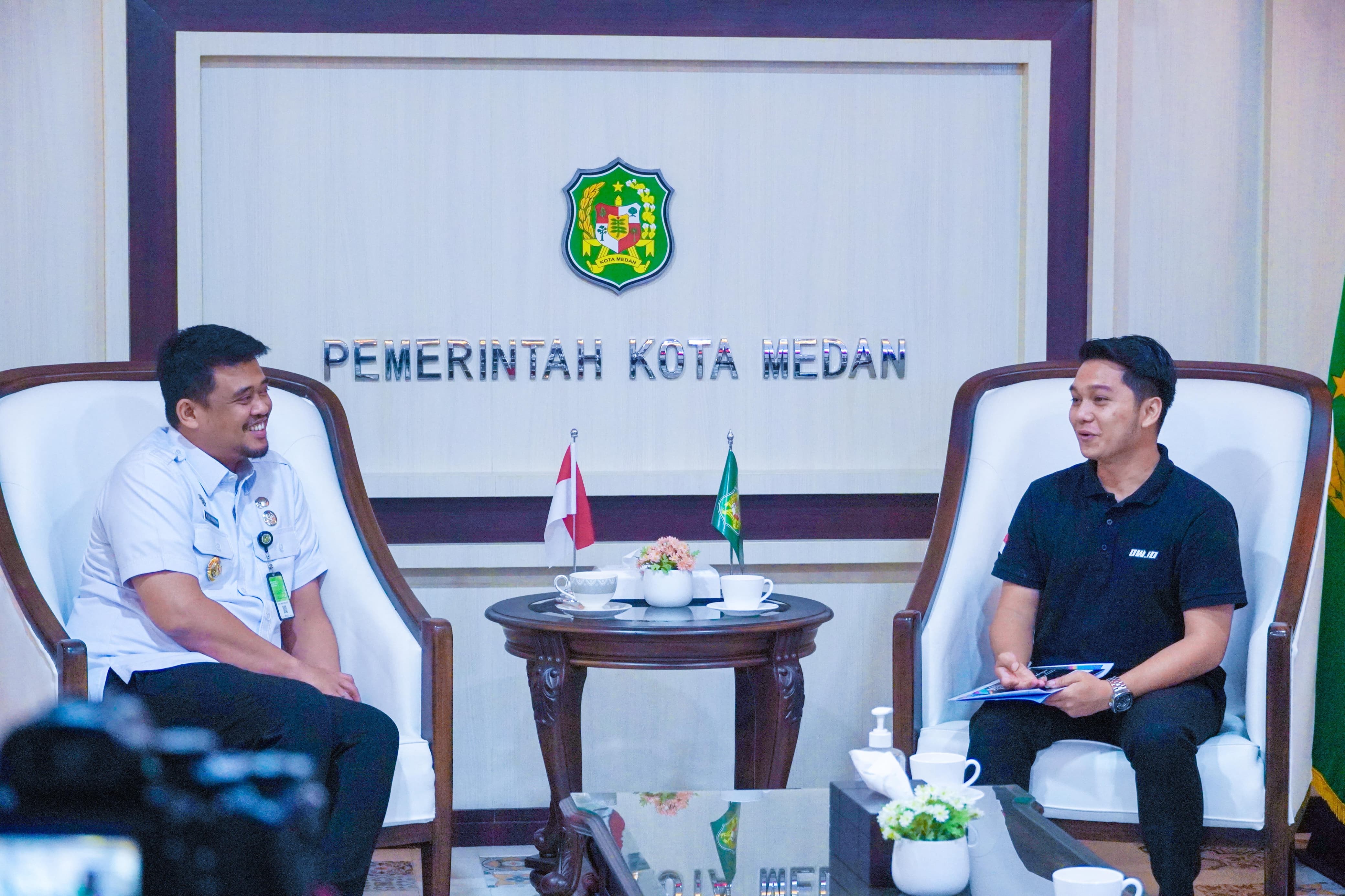 Wali Kota Medan, Bobby Nasution Menerima Kehadiran Panitia Penyelenggara
Event Pro 7 Diesel War Meet (DWM) Yang Dikomandoi Ahmad Nur Hafidzhi selaku Koordinator Acara di Balai Kota Medan, Rabu (24/7/2024)