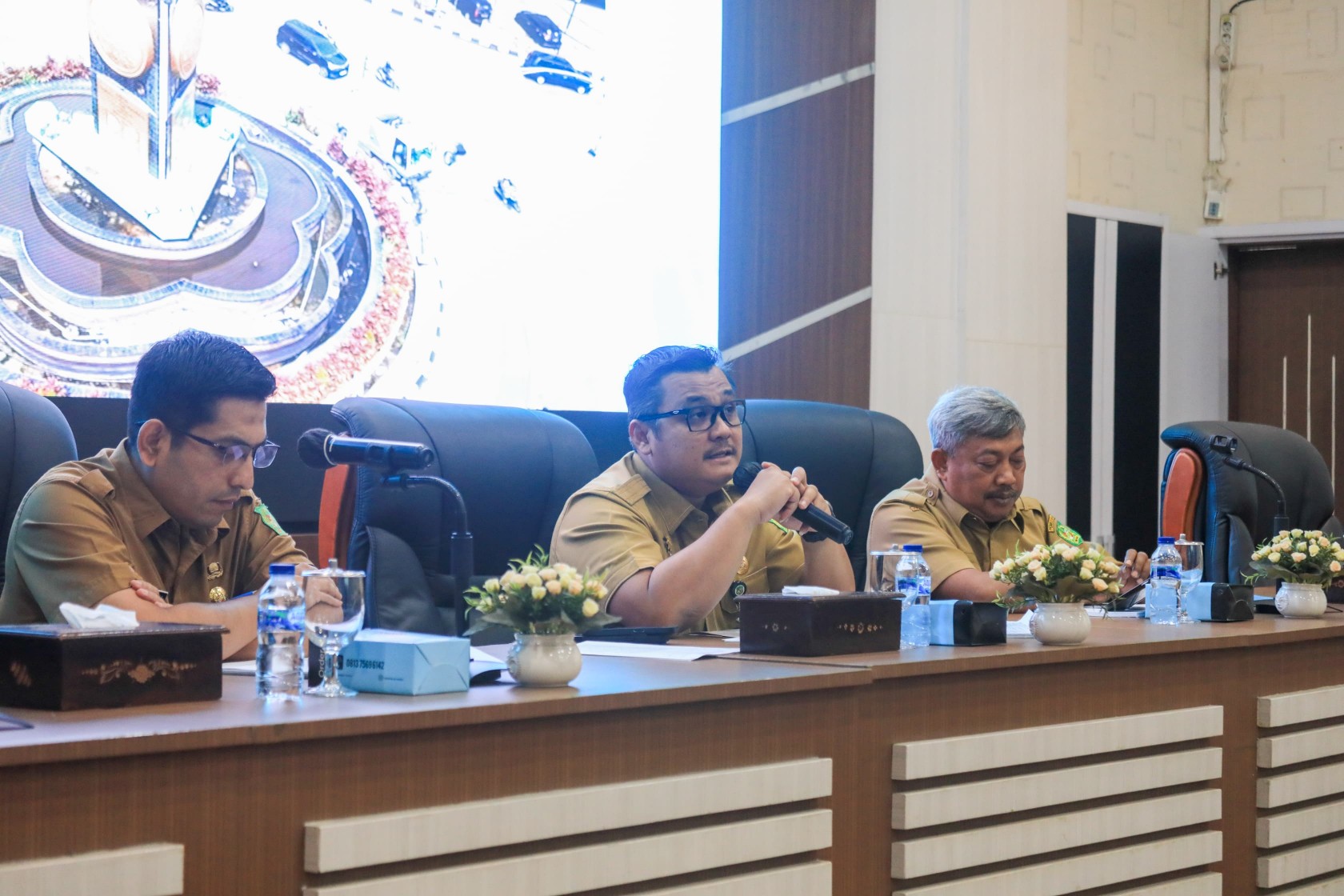 Sekda, Topan Obaja Putra Ginting Memimpin Rapat Persiapan Penilaian Adipura Kota Medan Tahun 2024 di Kantor Wali Kota Medan, Senin (29/7/2024)