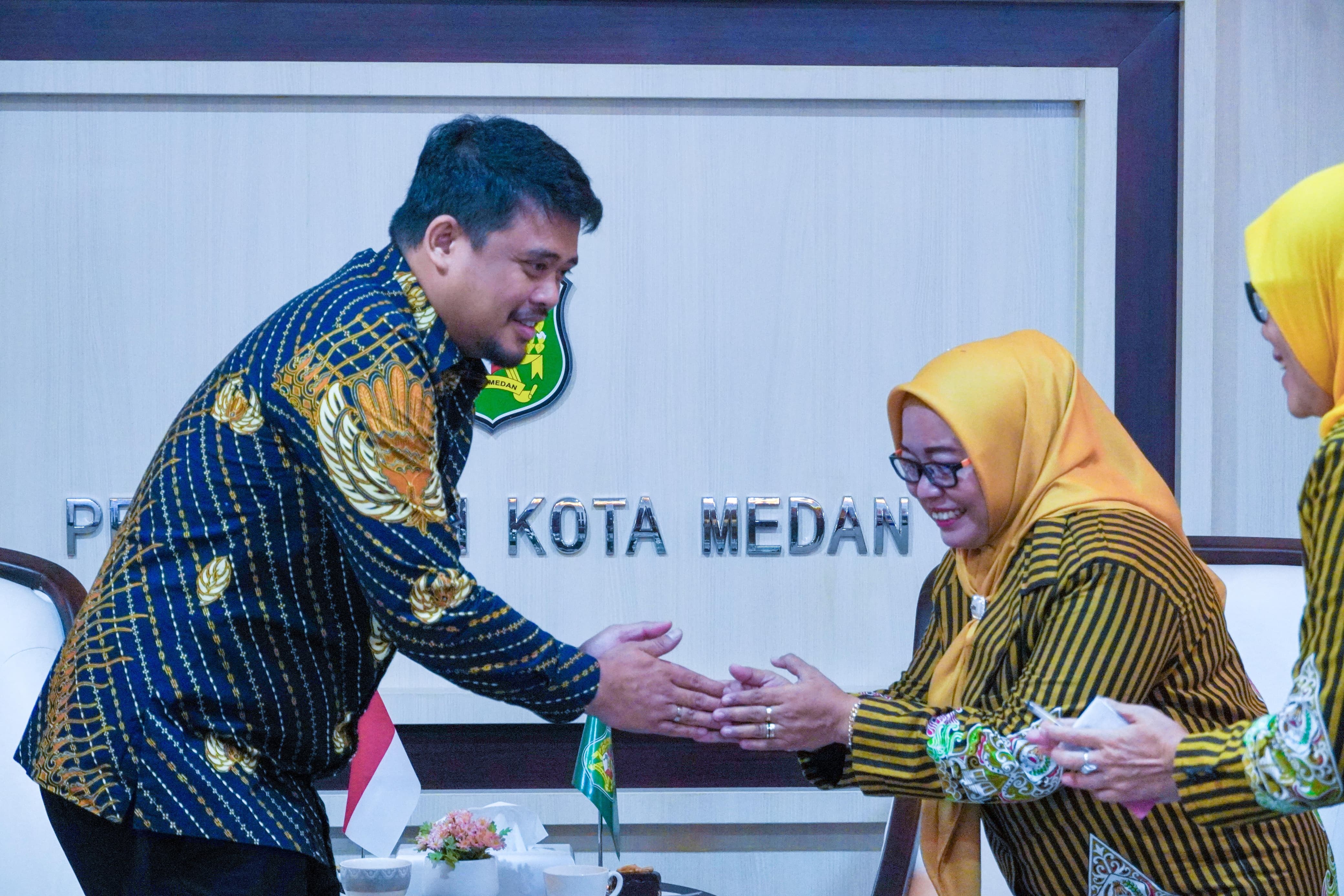 Wali Kota Medan, Bobby Nasution Menerima Kedatangan Pengurus DPW Srikandi Pujakesuma Sumatera Utara dan DPD Srikandi Kota Medan di Balai Kota Medan, Kamis (1/8/2024) Siang