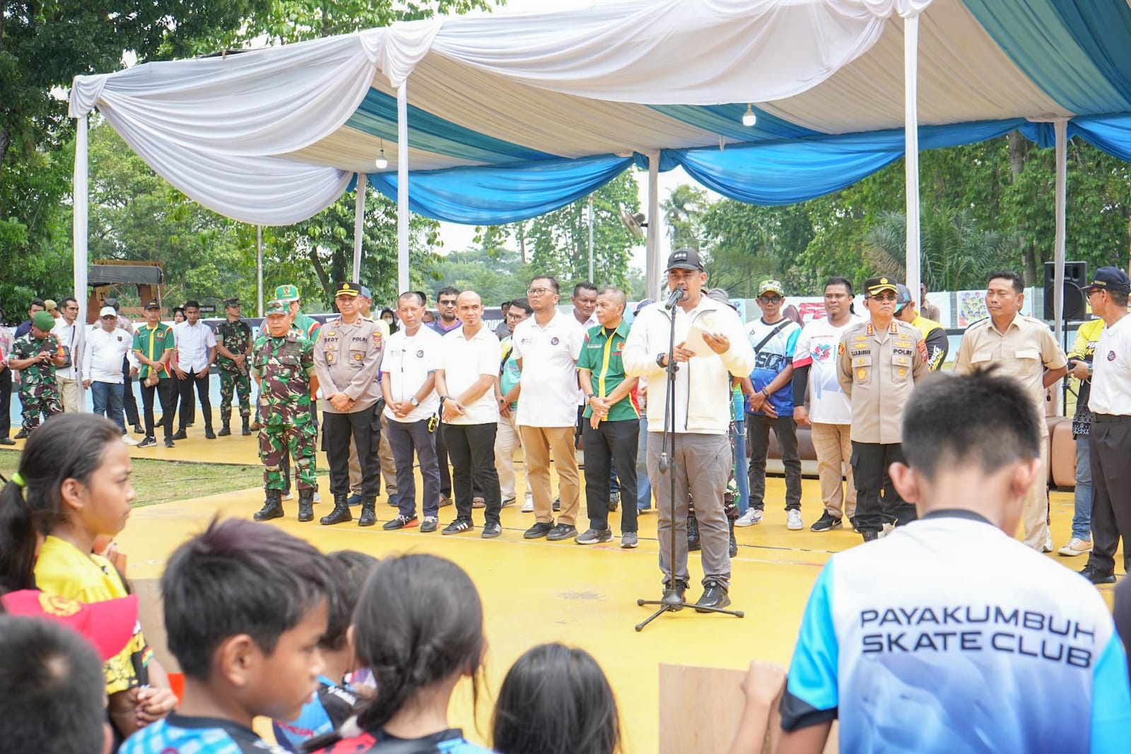 Wali Kota Medan, Bobby Nasution Membuka Kejuaraan Yang Memperebutkan Piala Wali Kota, di Lapangan Sepatu Roda Taman Cadika, Medan Johor, Jumat (9/8/2024)