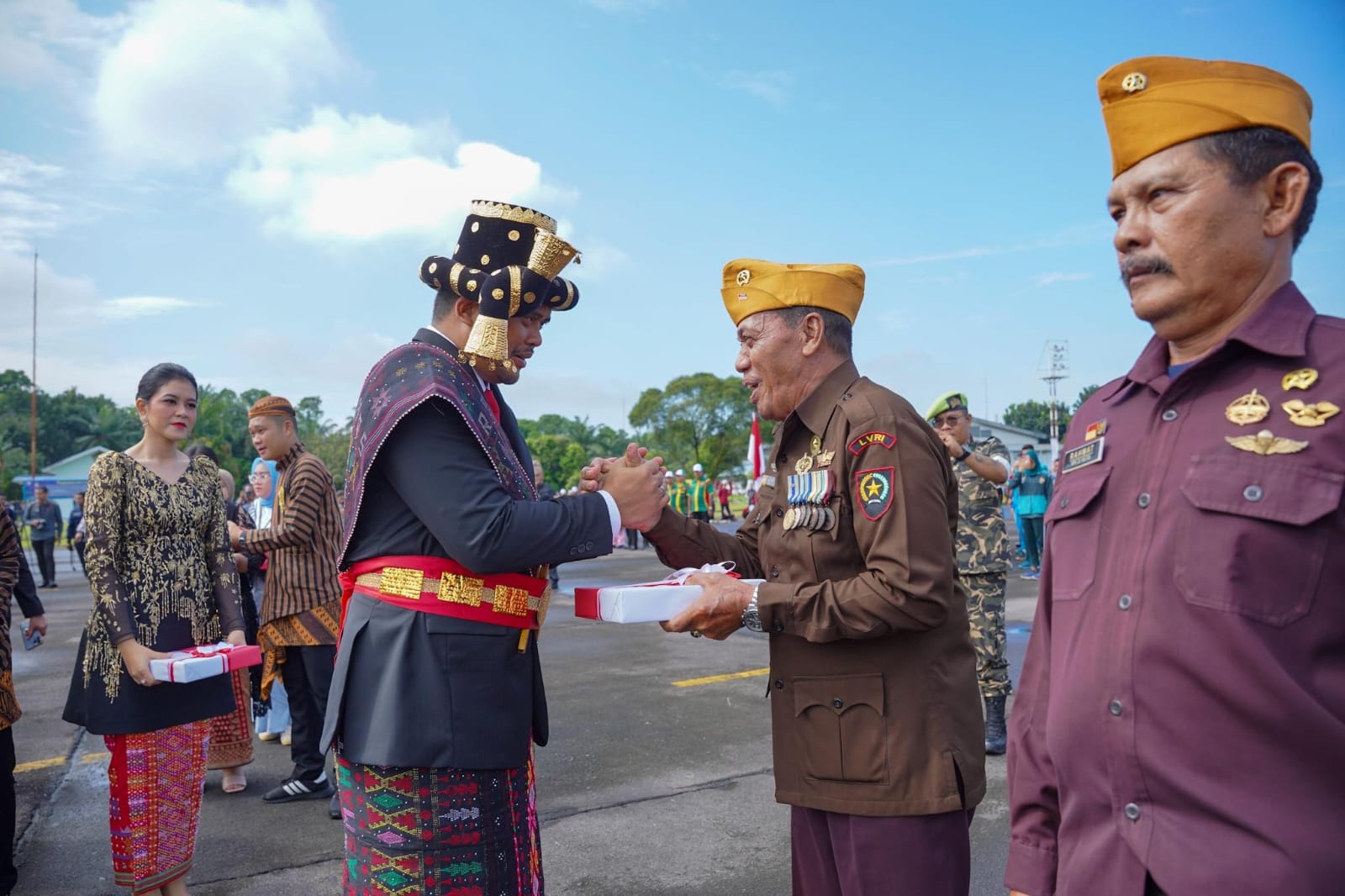 Wali Kota Medan, Bobby Nasution Bertindak Sebagai Inspektur Upacara Memimpin Upacara Pengibaran Bendera Merah Putih Memperingati HUT Ke-79 Kemerdekaan Republik Indonesia Yang Digelar Pemko Medan, di Lapangan Apron Charlie Lanud Soewondo, Sabtu (17/8/2024) Pagi