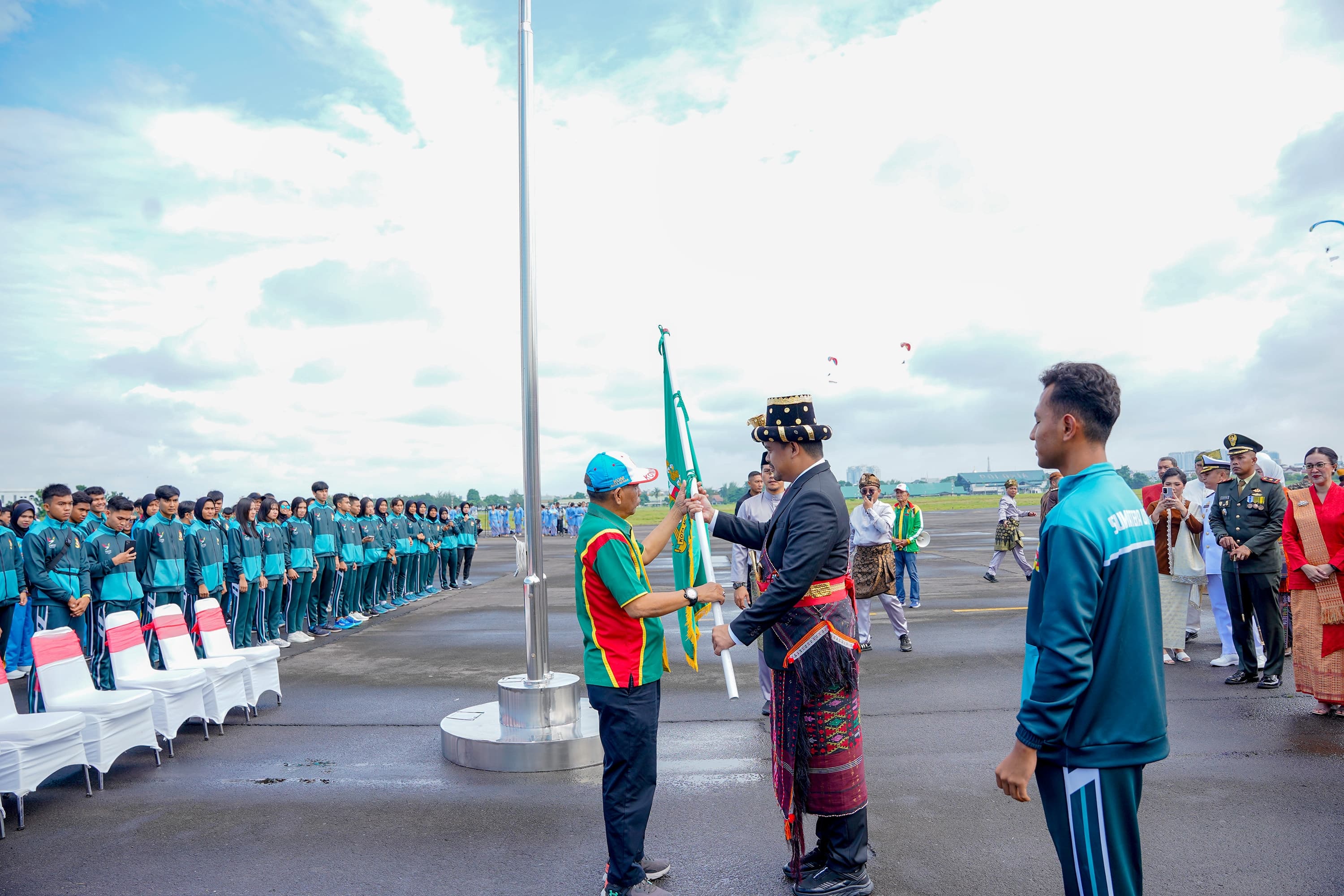 Wali Kota Medan, Bobby Nasution Melepas Sebanyak 200 Atlet Asal Kota Medan Yang Akan Tampil di Pekan Olahraga Nasional (PON) XXI Tahun 2024 Aceh-Sumut