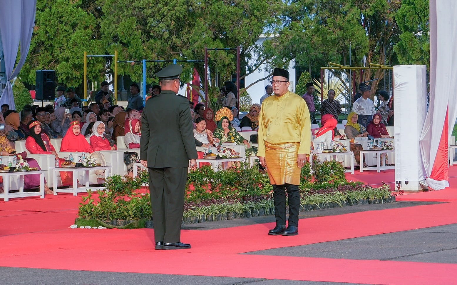 Wakil Wali Kota Medan, H. Aulia Rachman Memimpin Upacara Penurunan Bendera Merah Putih Dalam Rangka Hut Ke-79 Kemerdekaan Republik Indonesia, di Lapangan Lanud Soewondo Medan, Sabtu (17/8/2024)