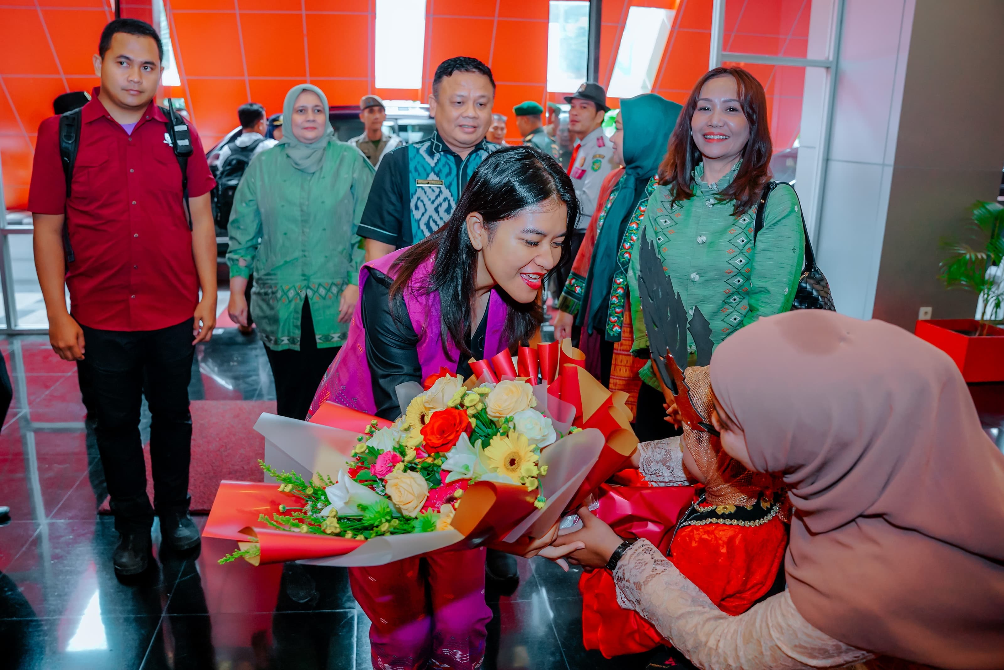 Bunda PAUD Kota Medan, Kahiyang Ayu M Bobby Afif Nasution Membuka Sesi Kuis Berhadiah Sepeda di Acara Pemberian Makanan Tambahan (PMT) Siswa PAUD Kota Medan Tahun 2024 di Hotel Santika Premiere Dyandra Medan, Selasa (20/8/2024)