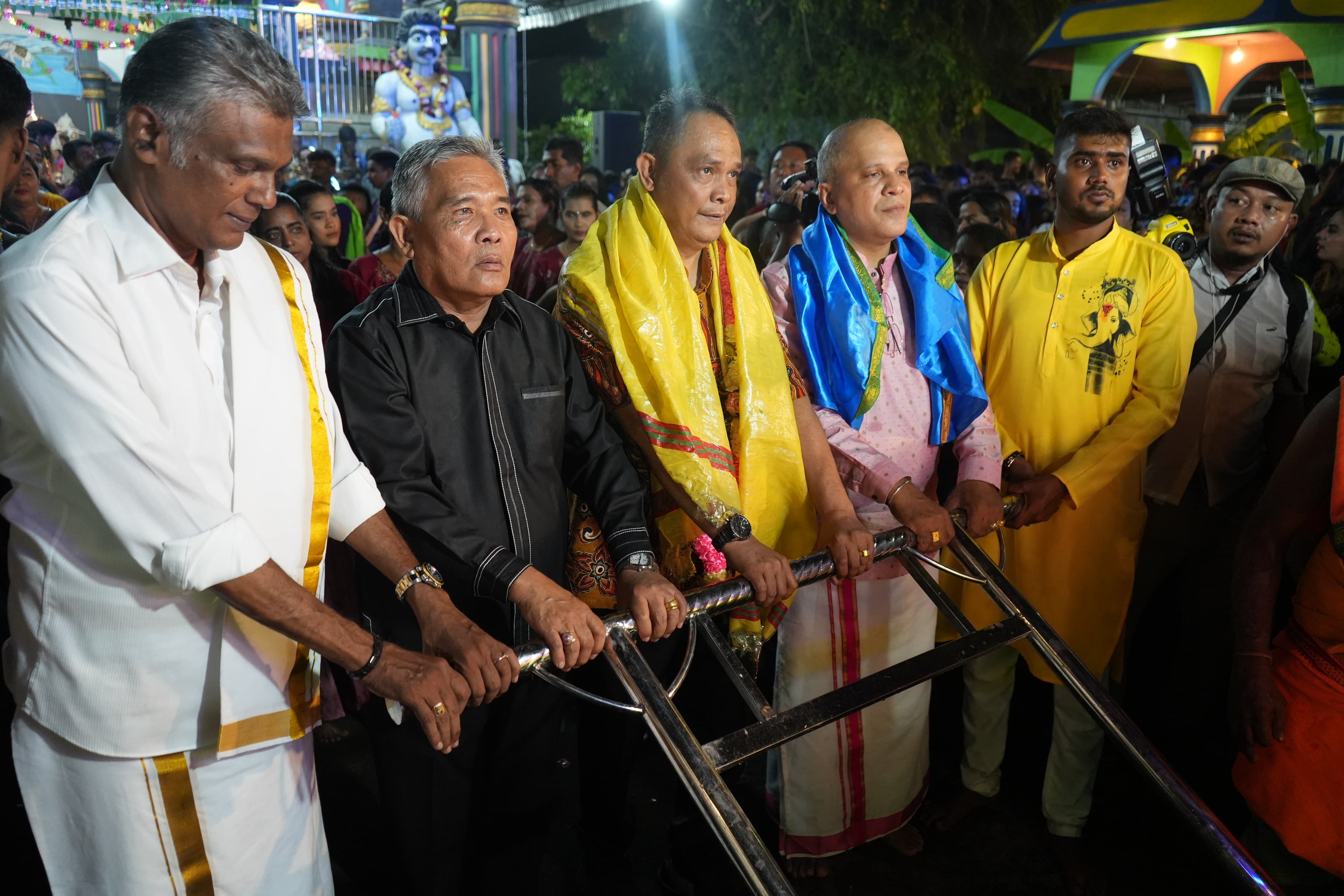 Kaban Kesbangpol Kota Medan, Andy Mario Siregar Menghadiri Perayaan Ganesh Chaturthi di Kuil Shri Sitthi Vinayagar, Jalan Mawar, Kec. Medan Polonia, Sabtu (7/9/2024) Malam