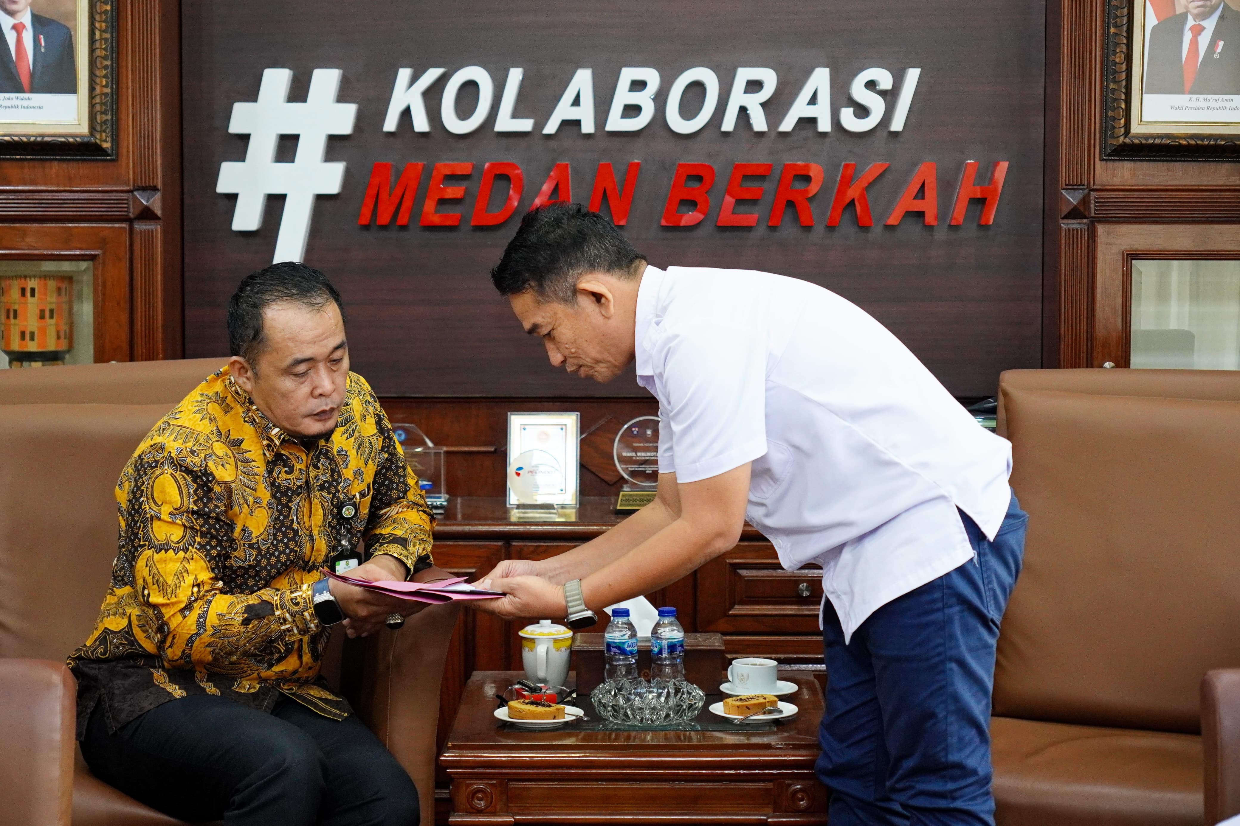 Plt Wali Kota Medan, H. Aulia Rachman  Menerima Audiensi DPC APMIKIMMDO Kota Medan di Kantor Wali Kota, Kamis (26/9/2024)