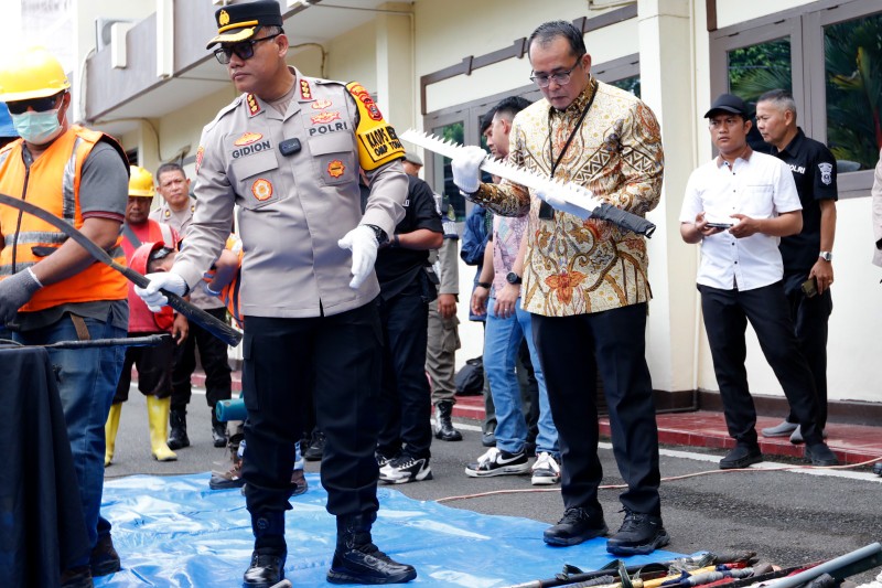 Plt Wali Kota Medan, H. Aulia Rachman Menghadiri Pemusnahan Ratusan Jenis Senjata Tajam (Sajam) Geng Motor & Pengembalian Narang Bukti Sepeda Motor Kepada Para Korban Pencurian Yang Digelar di Mapolrestabes Medan, Jumat (25/10/2024)