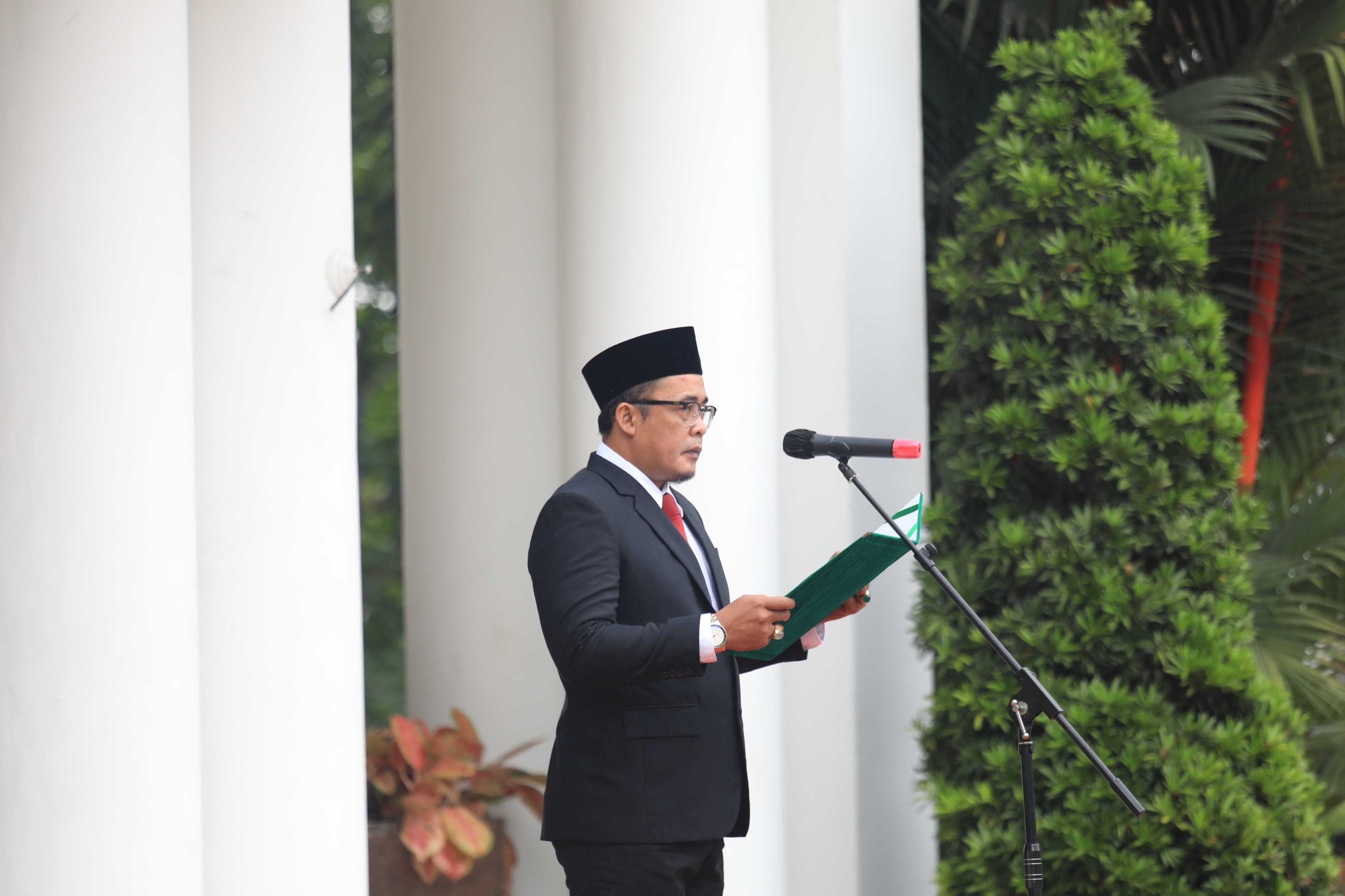 Plt Wali Kota Medan, H Aulia Rachman Memimpin Upacara Peringatan Hari Pahlawan di Halaman Kantor Wali Kota Medan, Minggu (10/11/2024)