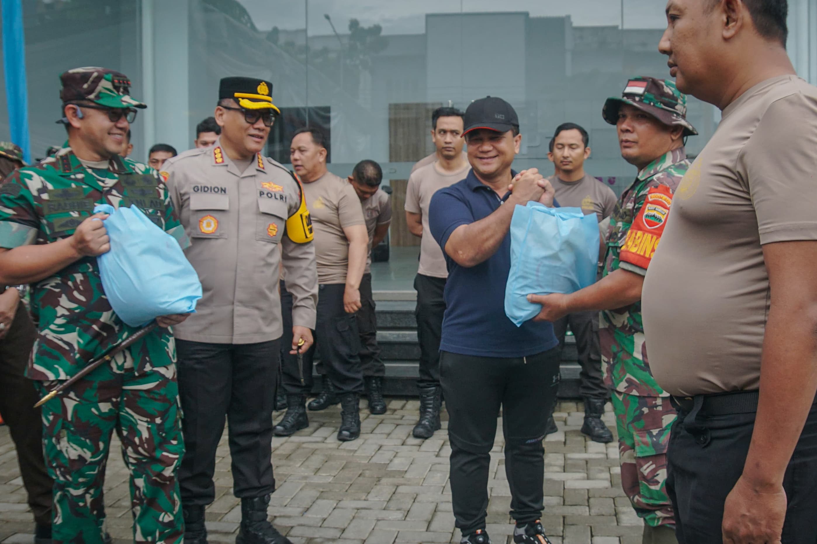 Jajaran Polrestabes Medan dan Pemko Medan Serta Kodim 0201/Medan Melakukan Aksi Bersih-Bersih Sungai di Jalan T. Amir Hamzah, Kecamatan Medan Barat, Selasa (12/11/2024)