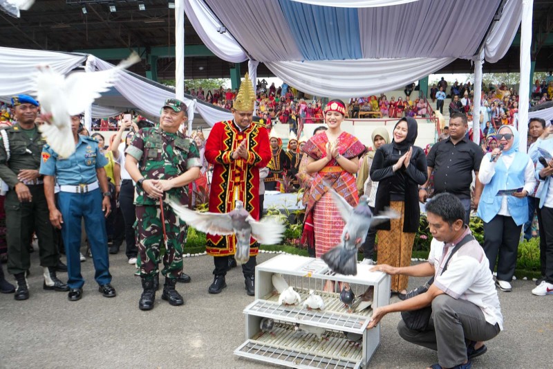 Bersama Belasan Ribu Guru di Medan, Wali Kota Medan, Bobby Nasution Memperingati Hari Guru Nasional di Stadion Mini USU, Senin (25/11/2024)