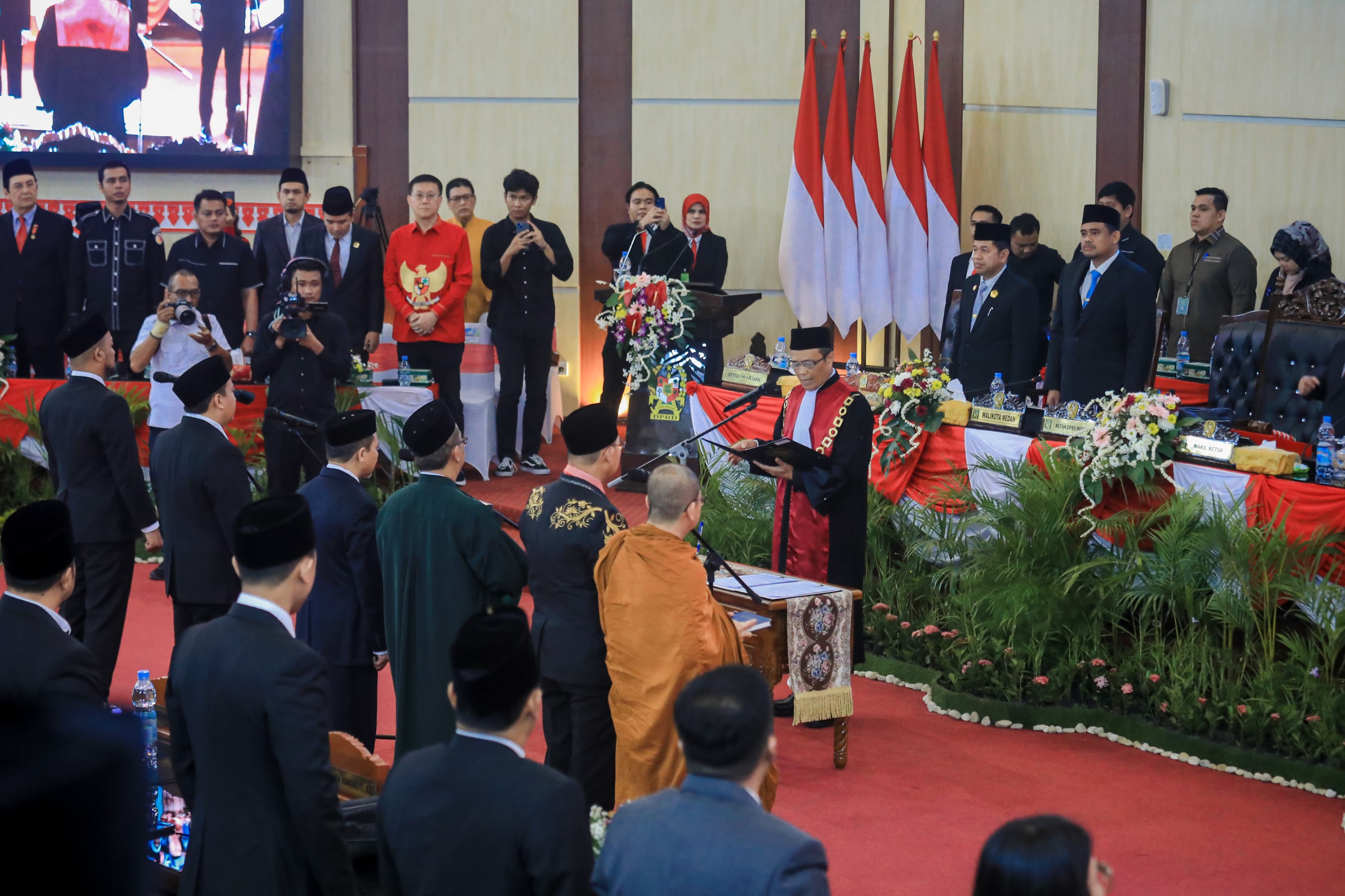 Wali Kota Medan, Bobby Nasution Menghadiri Paripurna Pengangkatan dan Pengambilan Sumpah Janji Pimpinan DPRD Kota Medan periode 2024 -2029 di Ruang Paripurna DPRD Medan, Senin (25/11/2024)