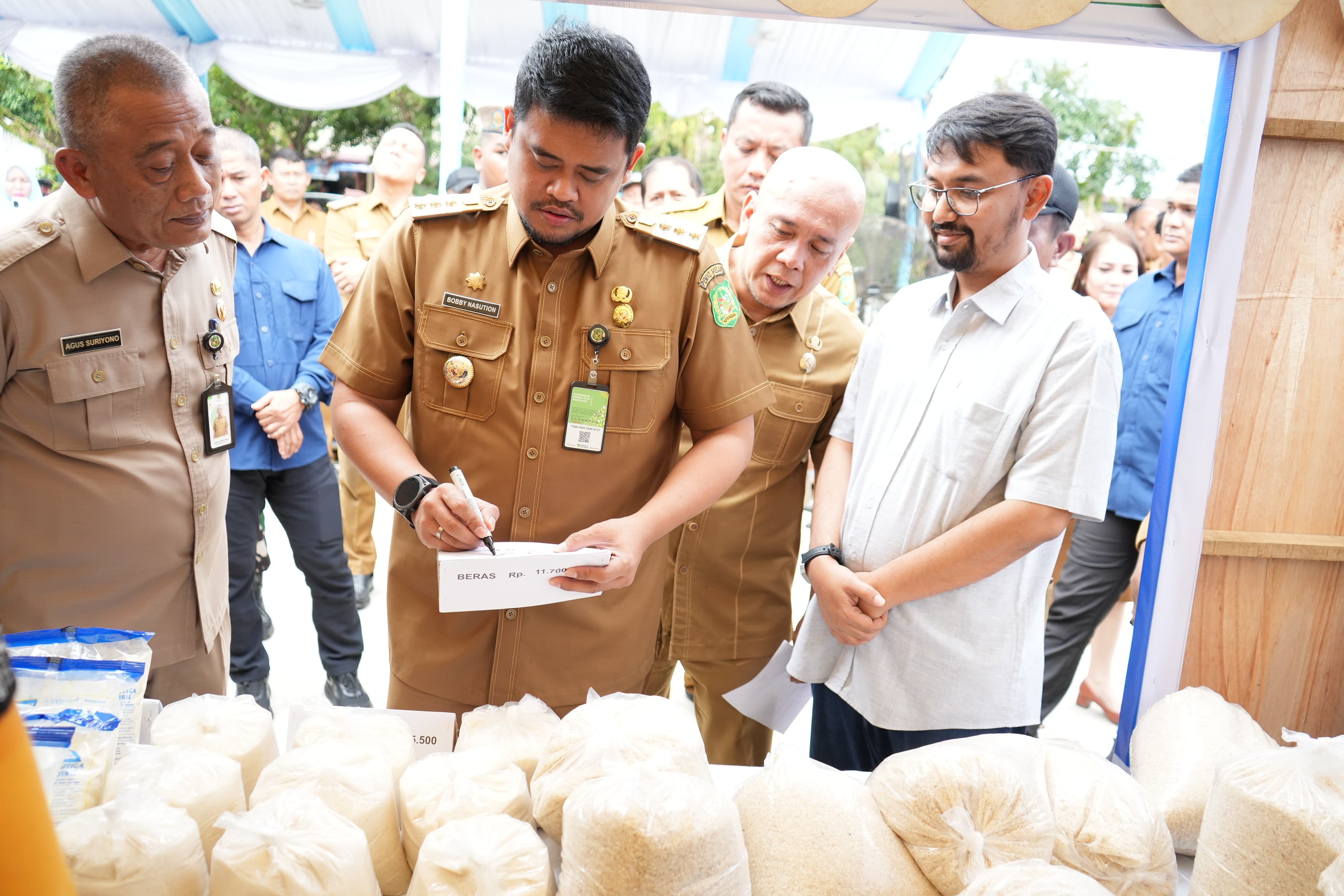 Wali Kota Medan, Bobby Nasution Membuka Pasar Murah di 53 Titik di Lapangan Bom jalan Wijaya Kesuma, Kecamatan Medan Helvetia, Senin (16/12/2024)
