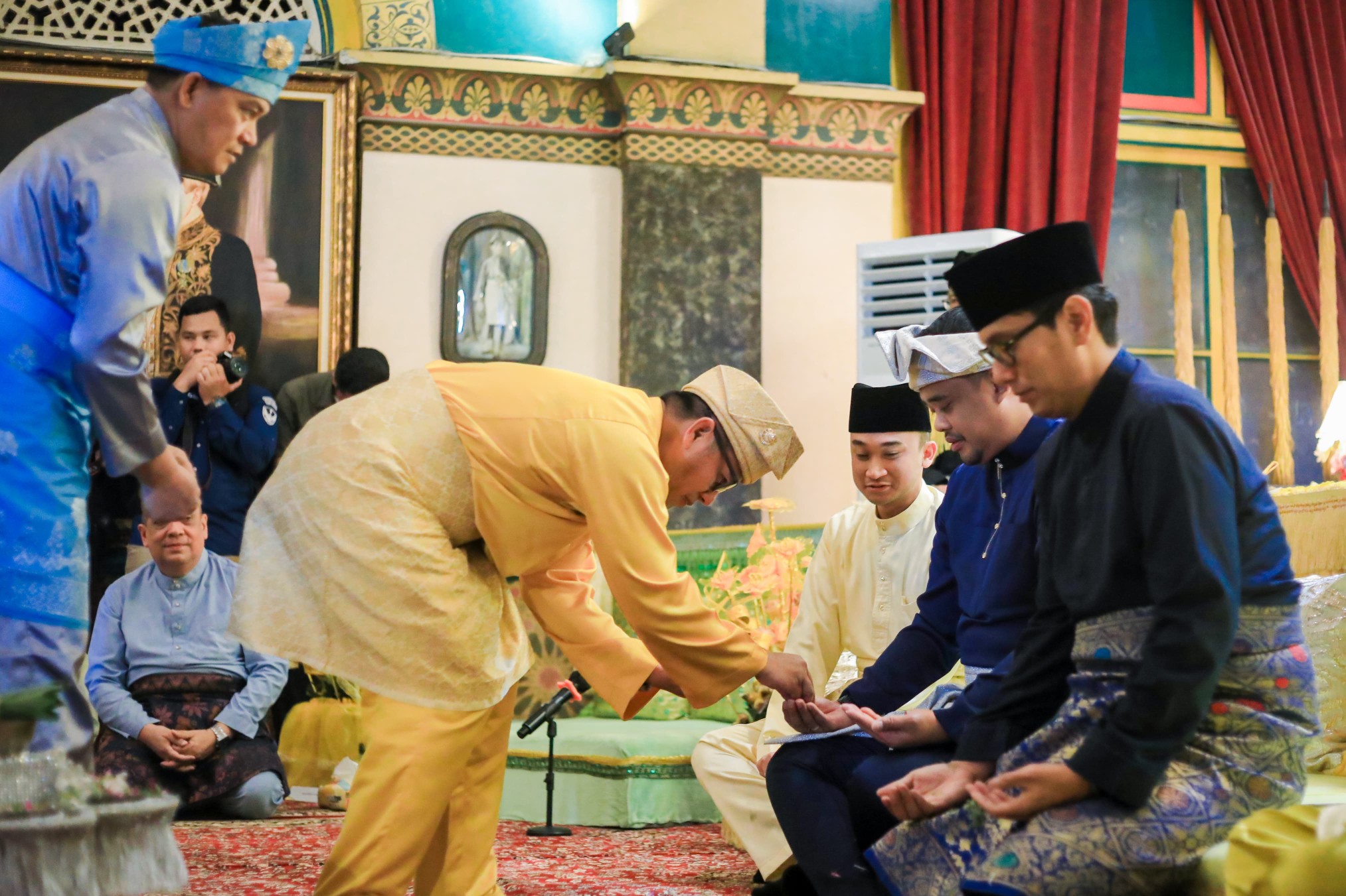 Wali Kota Medan, Bobby Nasution Ditepung Tawari Dalam Acara Upah-Upah Kenduri Masyarakat Adat Medan di Istana Maimun, Sabtu (21/12/2024)