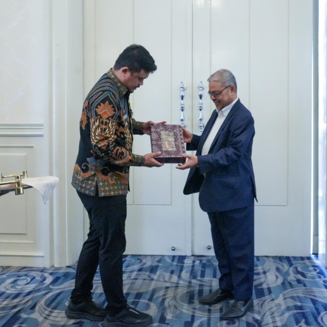 Wali Kota Medan, Bobby Nasution Menerima Kunjungan Silaturahmi Datuk Bandar Ipoh Rumaizi di Heritage Room Hotel Grand City Hall, Kamis (9/1/2025)