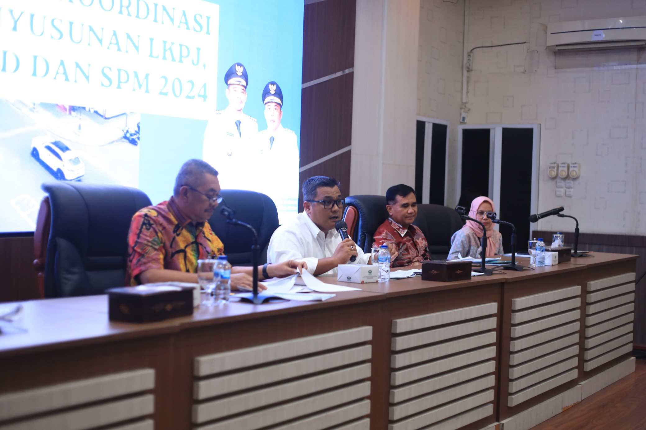 Pj Sekda, Topan Obaja Putra Ginting Memimpin Rapat Koordinasi Penyusunan LKPJ, Laporan Penyelenggaraan Pemerintah Daerah (LPPD) dan Laporan Standar Pelayanan Minimal (LSPM) Tahun 2024 Pemko Medan di Ruang Rapat III Kantor Wali Kota Medan, Kamis (9/1/2025)