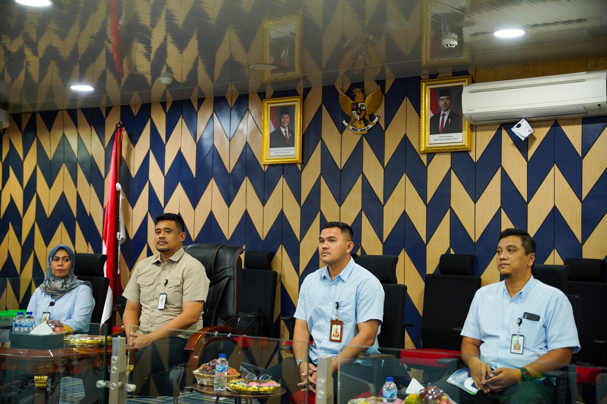 Wali Kota Medan, Bobby Nasution Mengikuti Peresmian Layanan Persetujuan Bangunan Gedung (PBG) 10 Jam Selesai melalui sambungan zoom meeting dari Command Center Balai Kota Medan, Selasa (14/1/2025) Sore