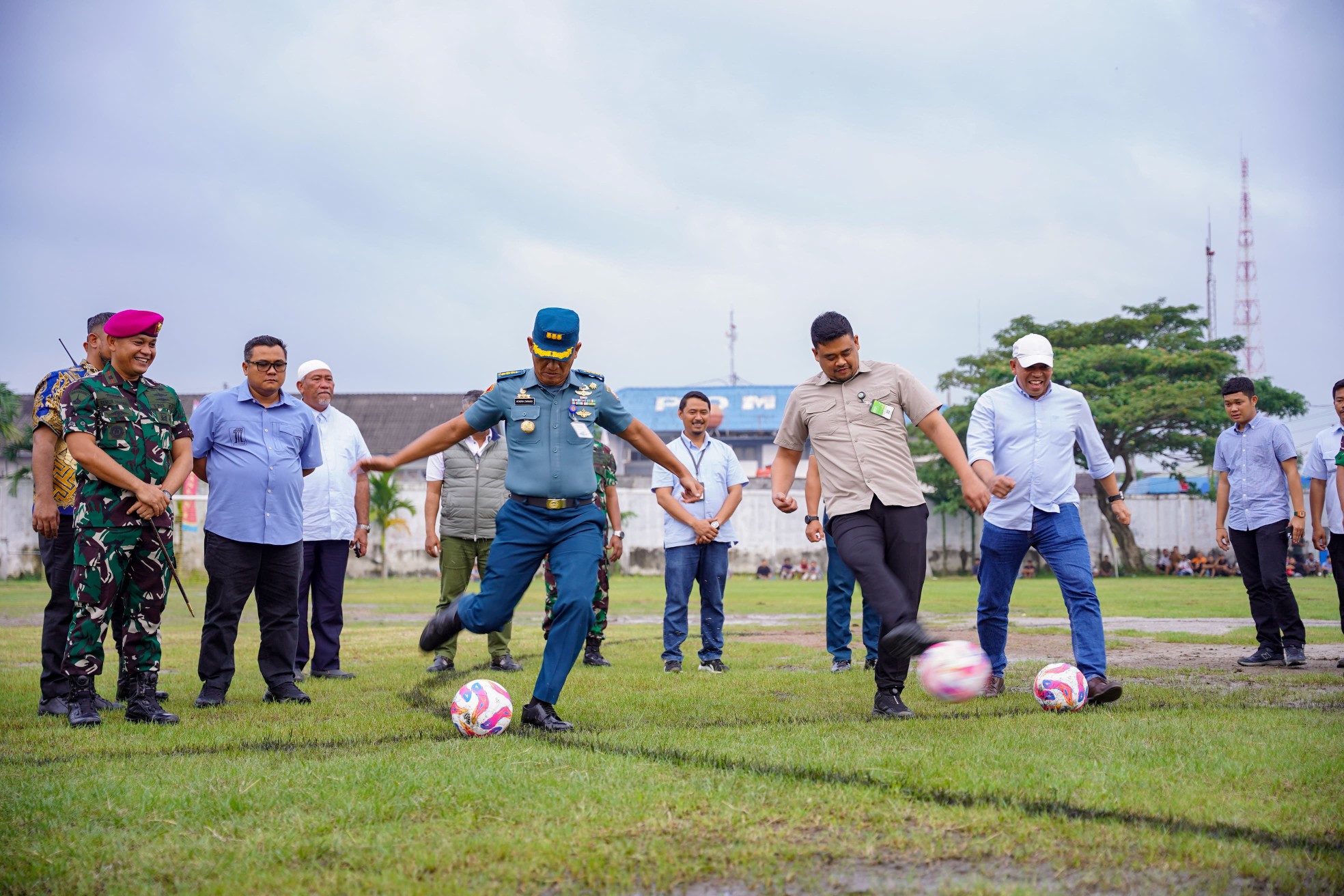 Wali Kota Medan, Bobby Nasution Membuka Turnamen Sepak Bola Danyonmarhanlan I Cup di Lapangan Sepak Bola Bhakti Belawan, Selasa (14/1/2025)