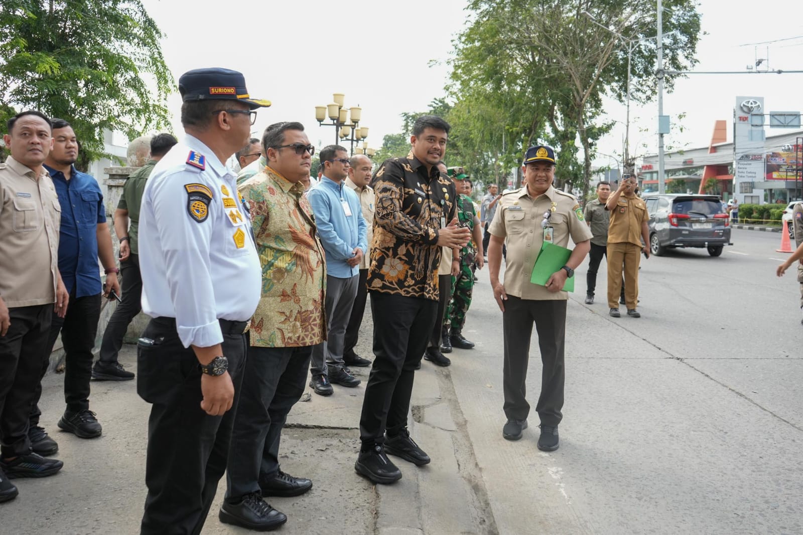 Wali Kota Medan, Bobby Nasution Meninjau 
Operasi Gabungan Kepatuhan Bulanan Pajak Kendaraan Bermotor  di Jalan Sisingamangaraja, Medan Kota, Kamis (30/1/2025)