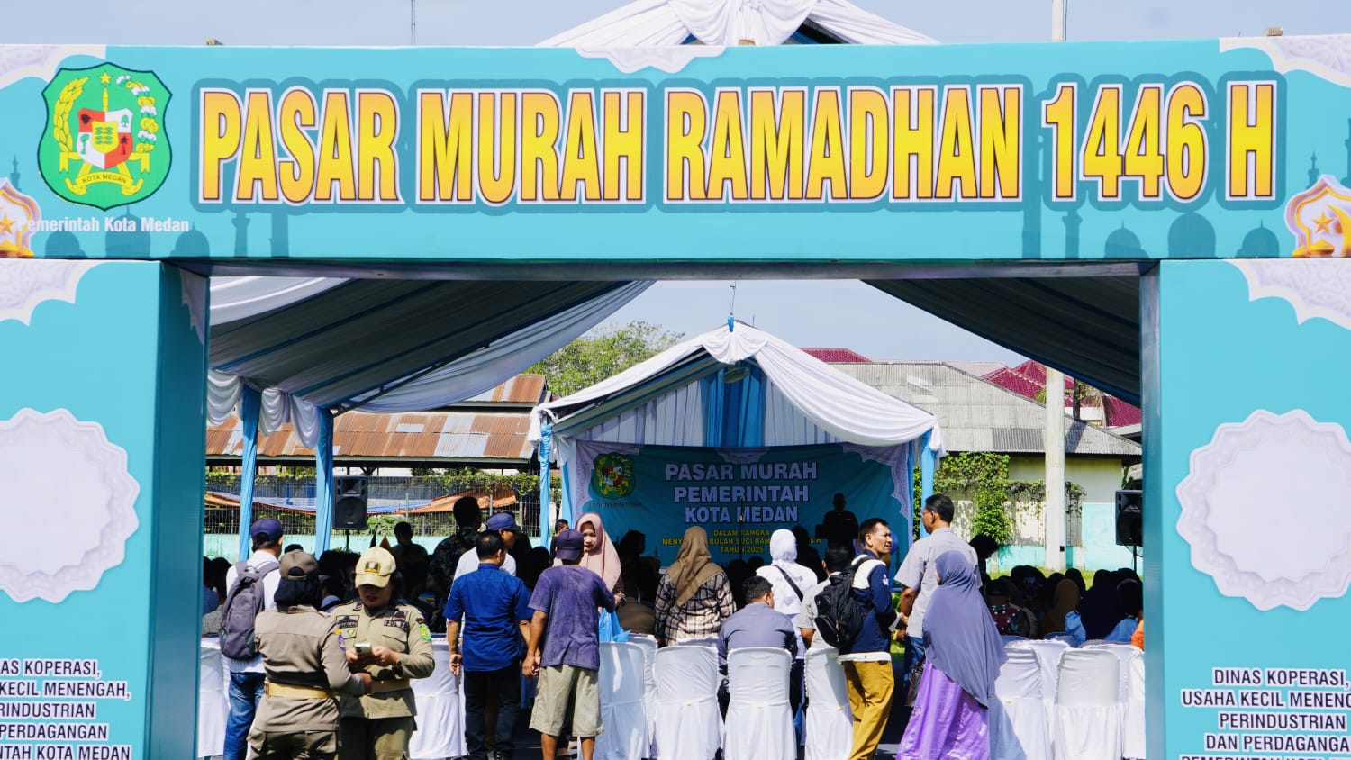 Pasar Murah Yang Digelar Pemko Medan Melalui Diskoperindag Kota Medan Dibuka Oleh Kadis Koperindag, Benny Nasution Diwakili Kabid Perdagangan Indra Gunawan di lapangan Sejati Medan Johor, Kamis (20/2/2025)