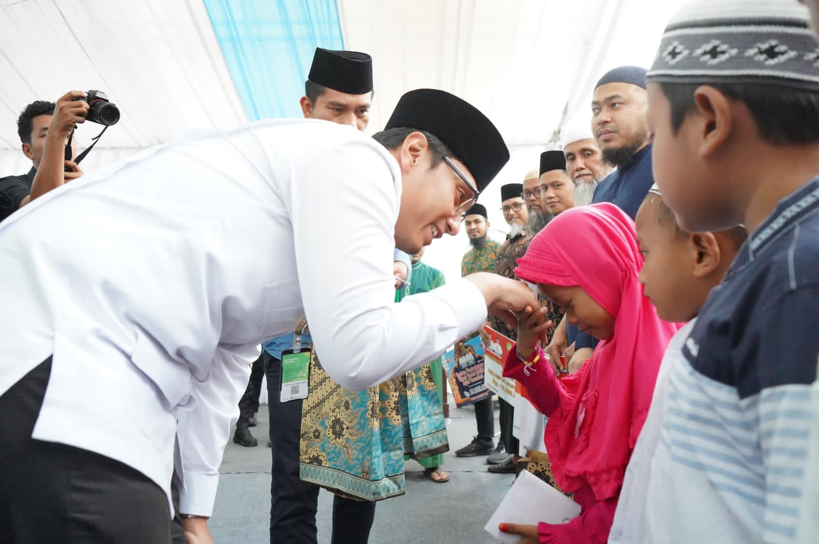 Safari Ramadan, Rico Waas Buka Puasa Bersama Masyarakat dan Imam Salat Magrib di Masjid Muwahiddin Medan Selayang