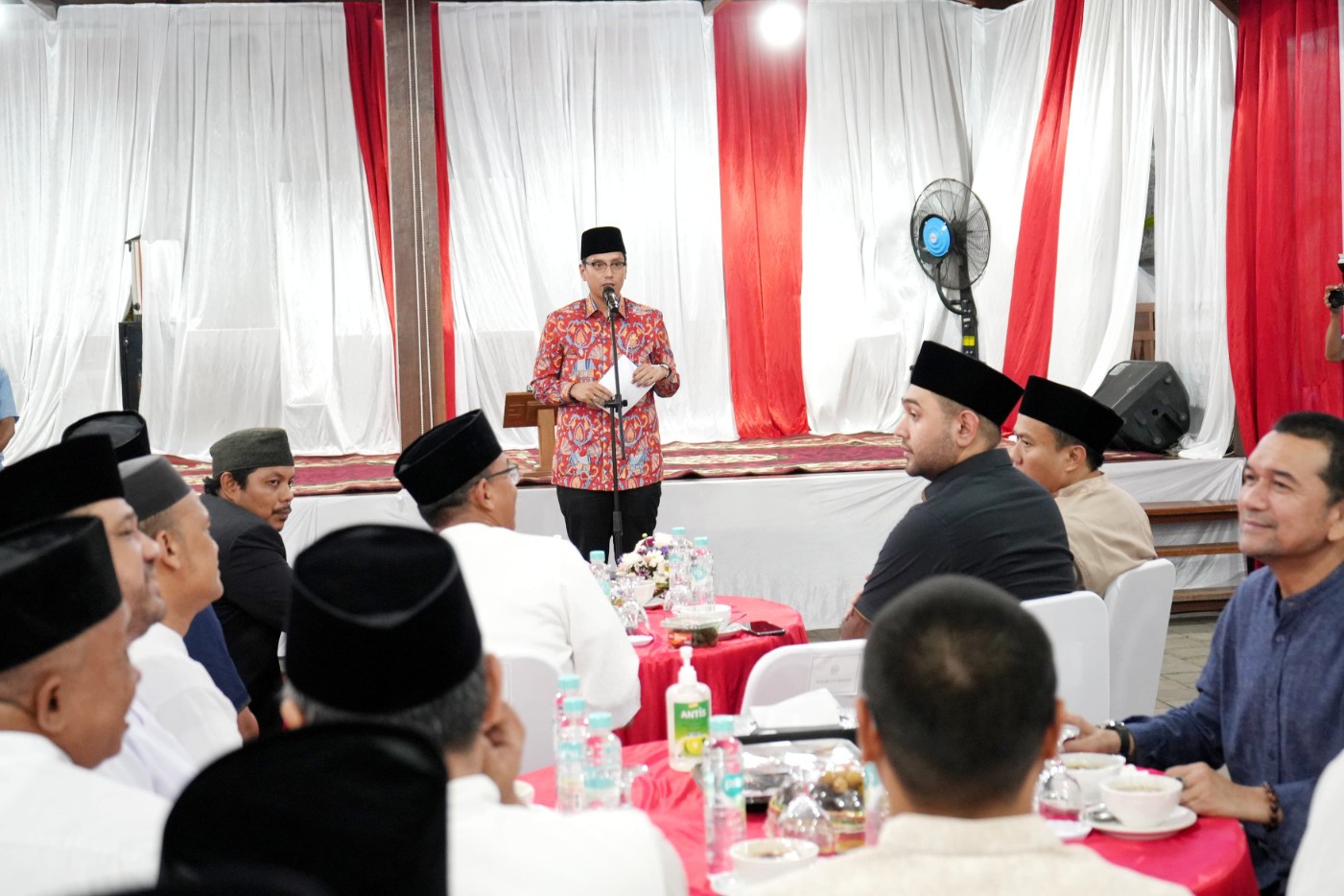 Wali kota Medan, Rico Tri Putra Bayu Waas Menghadiri Buka Puasa Bersama Dengan Sahabat MBZ Yang Diadakan di Kediaman Wakil Wali Kota Medan, H. Zakiyuddin Harahap di jalan Gurillah Kel. Sei Kera Hilir, Kec. Medan Perjuangan, Selasa (18/3/2025)