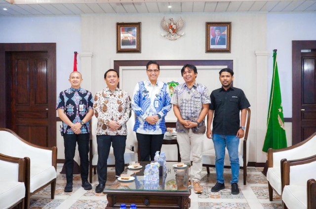Wali Kota Medan, Rico Tri Putra Bayu Waas Menerima Audiensi Pihak Detik Sumut Didampingi Kadis Komunikasi dan Informatika, Arrahman Pane dan Plt. Kabag Prokopim Setdako Medan, M. Agha Novrian, di Ruang Khusus Wali Kota, Kamis (15/5/2025) Sore