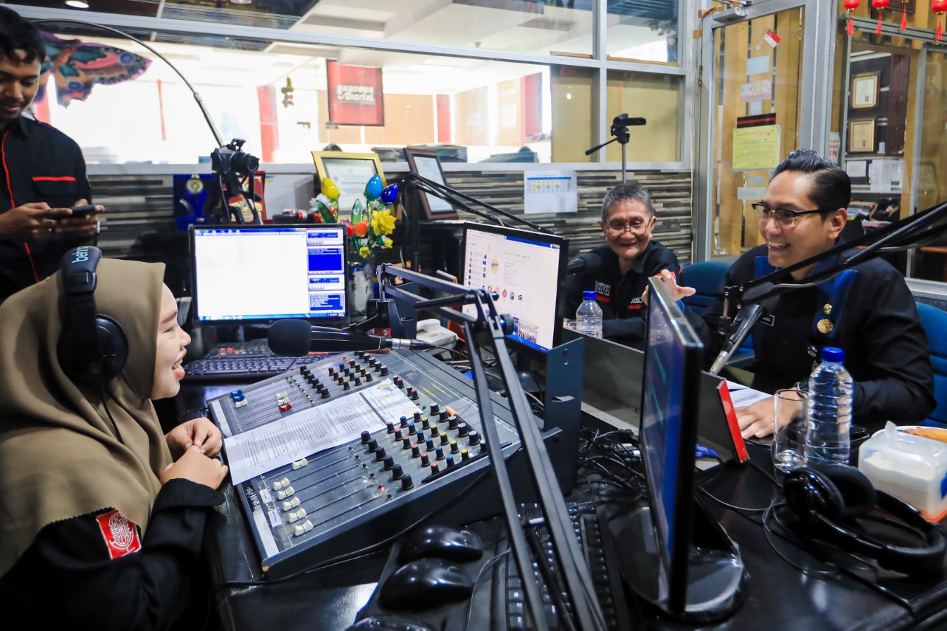 Wali Kota Medan, Rico Tri Putra Bayu Waas Menjadi Narasumber Dalam Talkshow Dengan Tema 'Apa dan Bagaimana Kota Medan Ke Depannya di Studio Radio Kardopa, Jalan Iskandar Muda, Jumat (23/5/2025)