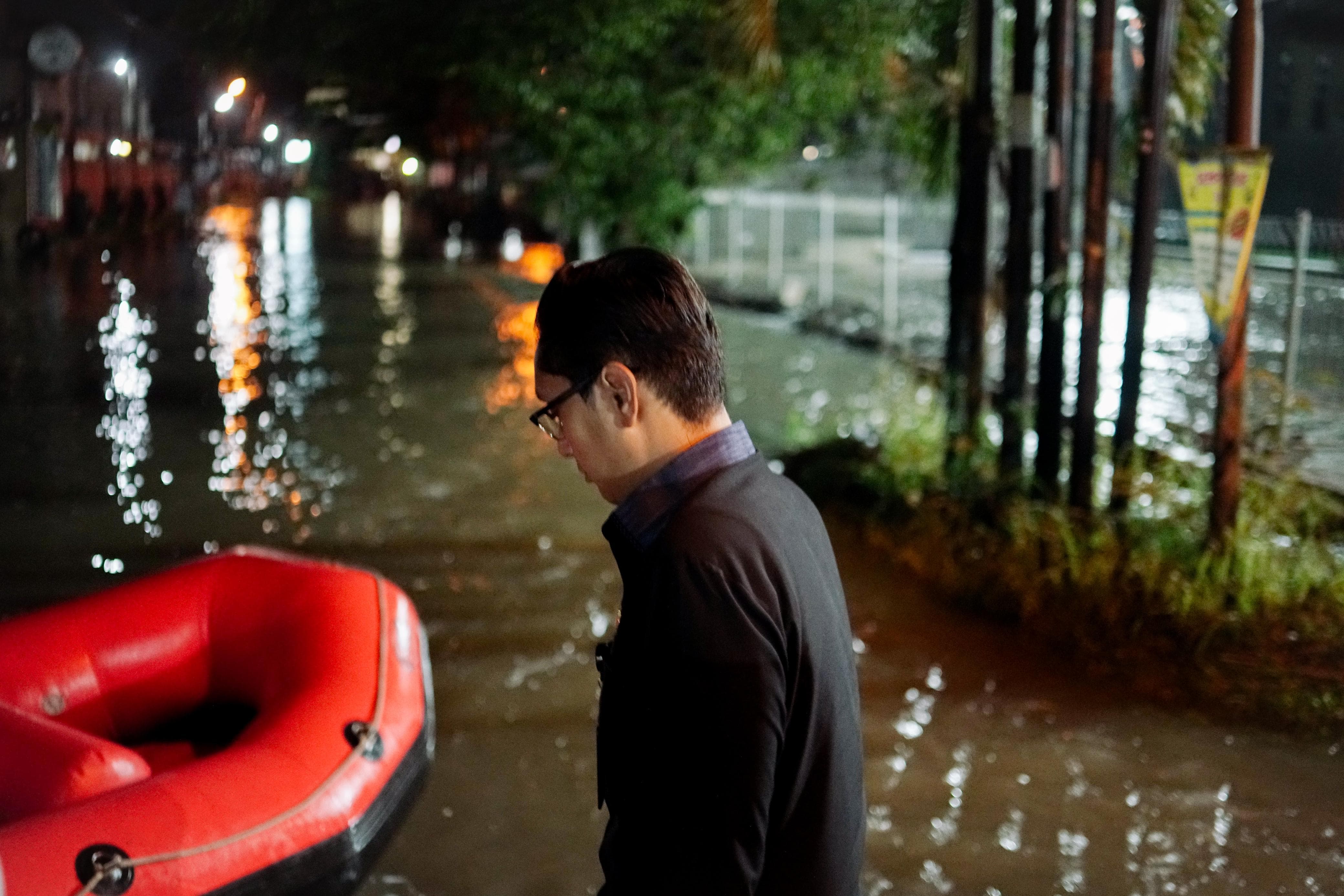 Tanggapi Keluhan Warga, Rico Waas Turun Langsung Tinjau Banjir di Jalan Eka Rasmi dan Eka Warni