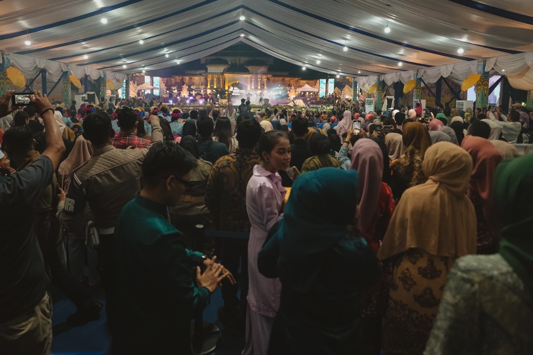 Pengunjung Antusias Saksikan Gelar Melayu Serumpun (Gemes) Ke-8 Yang Digelar Pemko Medan di Halaman Istana Maimun, Jalan Brigjen Katamso, Jumat (23/5/2025)