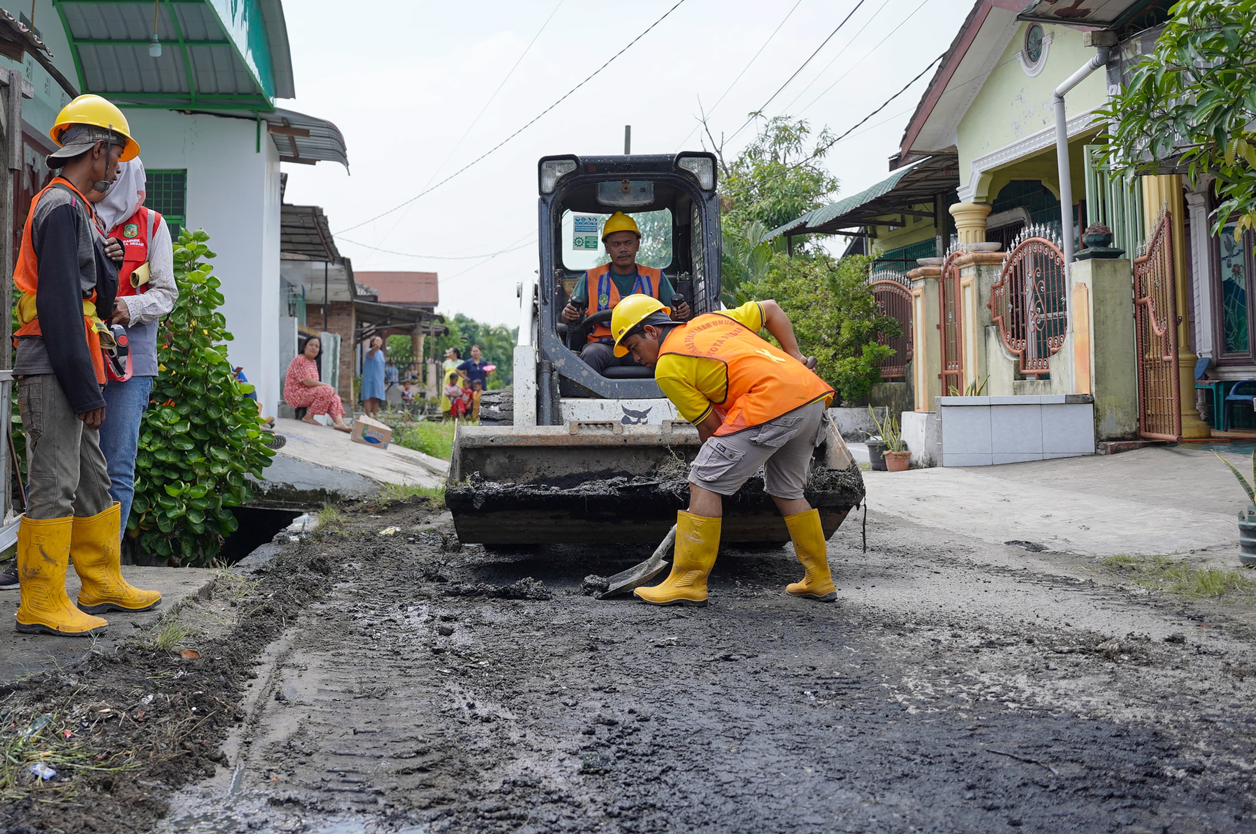 Terima Kasih Pak Rico Waas, Telah Pimpin Gotong Royong Massal di Kampung Kami