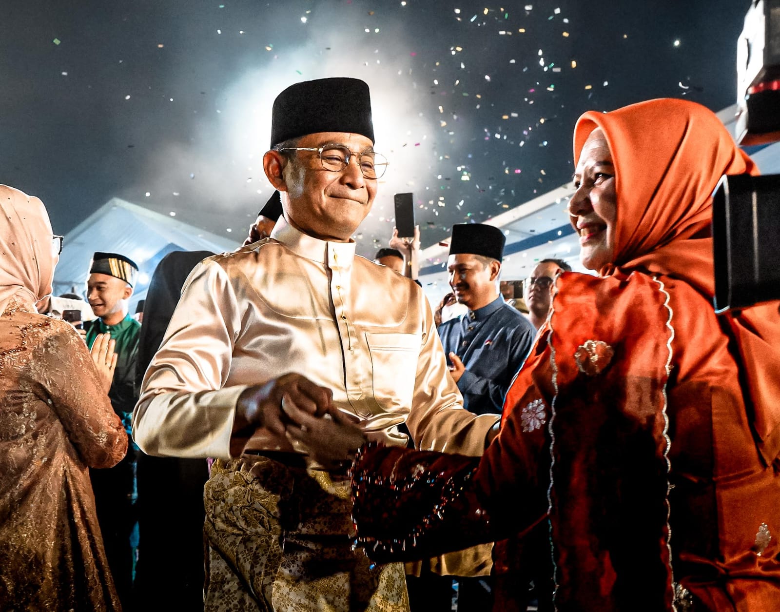 Tutup Gelar Melayu Serumpun, Rico Waas Menari Melayu Bersama Seluruh Pengisi Acara dan Pengunjung