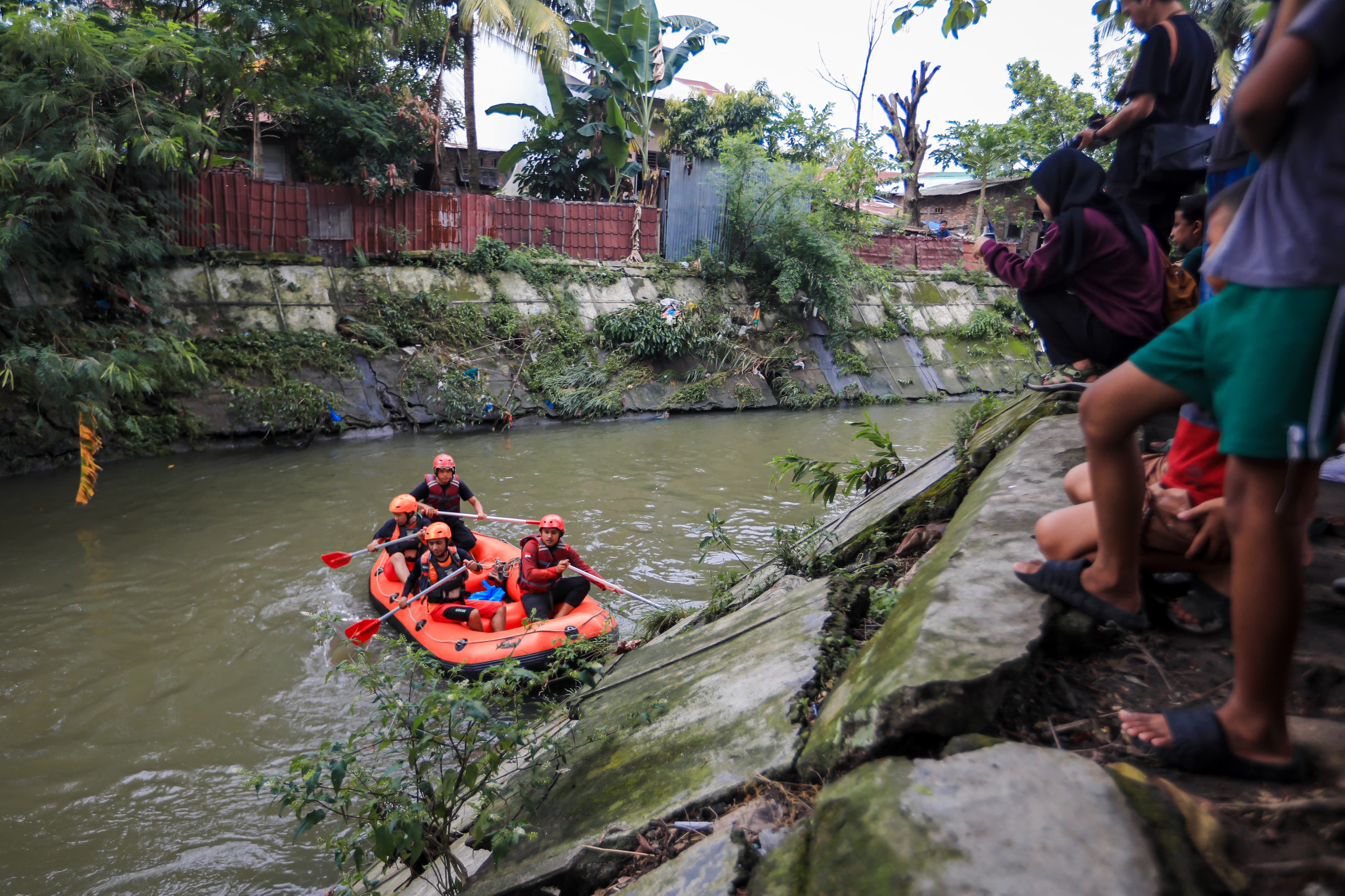 Temui Orang Tua Korban Anak Hanyut Di Aliran Sungai, Rico Waas: Pemko Medan Akan Terus Lakukan Pencarian