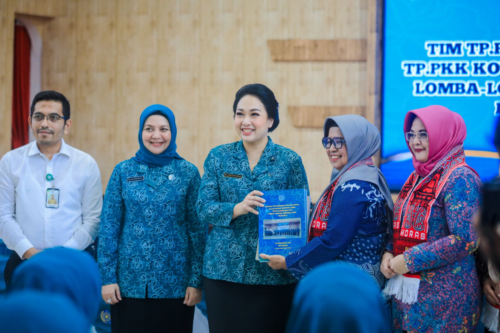 Asisten Umum, Ferry Ichsan dan Ketua TP PKK Kota Medan, Ny Airin Rico Waas Menyambut Kehadiran Tim Supervisi TP PKK Provinsi Sumut di Gedung Dharmawanita Kota Medan, Senin (2/6/2025)