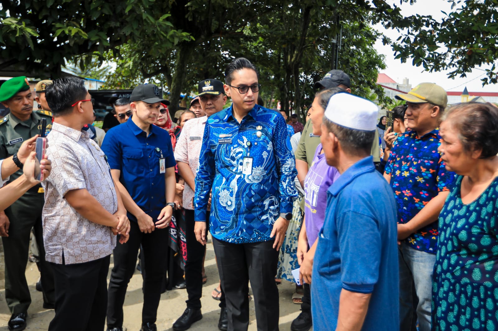 Dihampiri Warga Ketika Meninjau Jalan Rusak di Tuntungan, Rico Waas: Akan Segera Diperbaiki Jalan Dan Lampu Penerangan