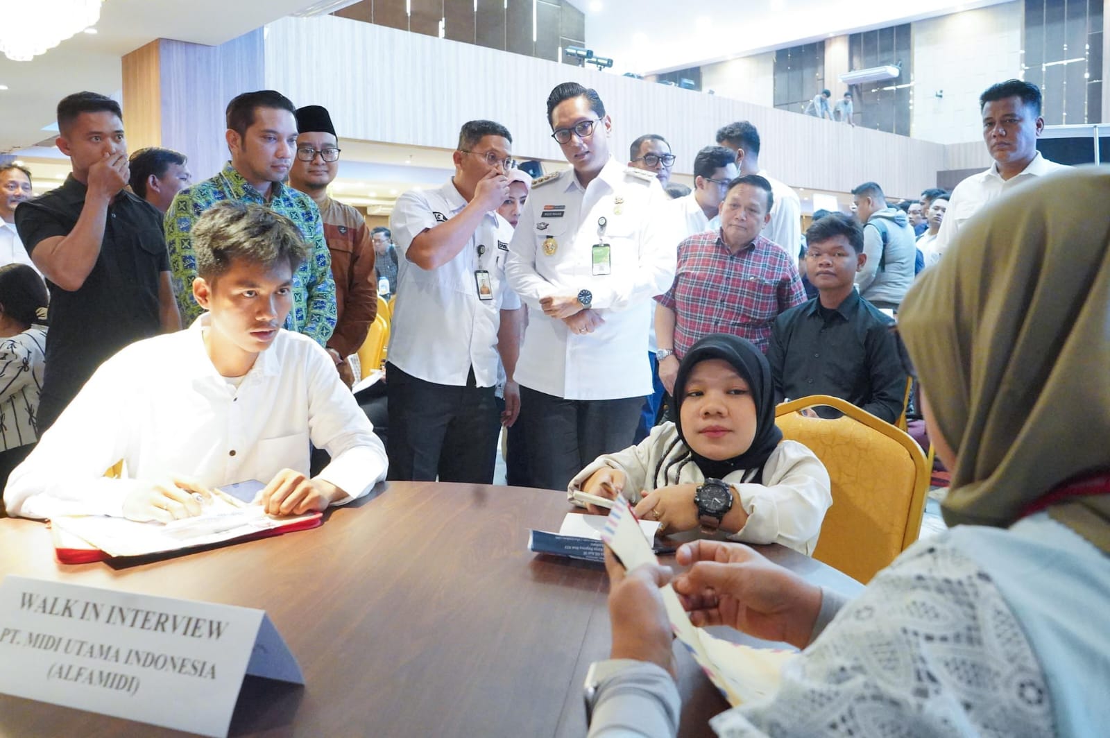 Wali Kota Medan, Rico Tri Putra Bayu Waas Meninjau Pelaksanaan Job Fair Yang Diselenggarakan Dinas Ketenagakerjaan Bekerja Sama Dengan Universitas Prima, di Hall Universitas Swasta, Rabu (18/6/2025)