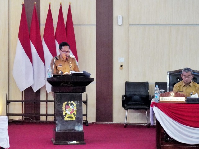 Wali Kota Medan, Rico Tri Putra Bayu Waas Menyampaikan Tanggapan Kepala Daerah Terhadap Pemandangan Umum Fraksi-Fraksi DPRD Kota Medan atas Ranperda Kota Medan Tentang Rencana Pembangunan Jangka Menengah Daerah (RPJMD) Kota Medan Tahun 2025-2029 Dalam Lanjutan Rapat Paripurna DPRD Kota Medan Yang Diadakan di Gedung DPRD Kota Medan, Senin (23/6/2025)